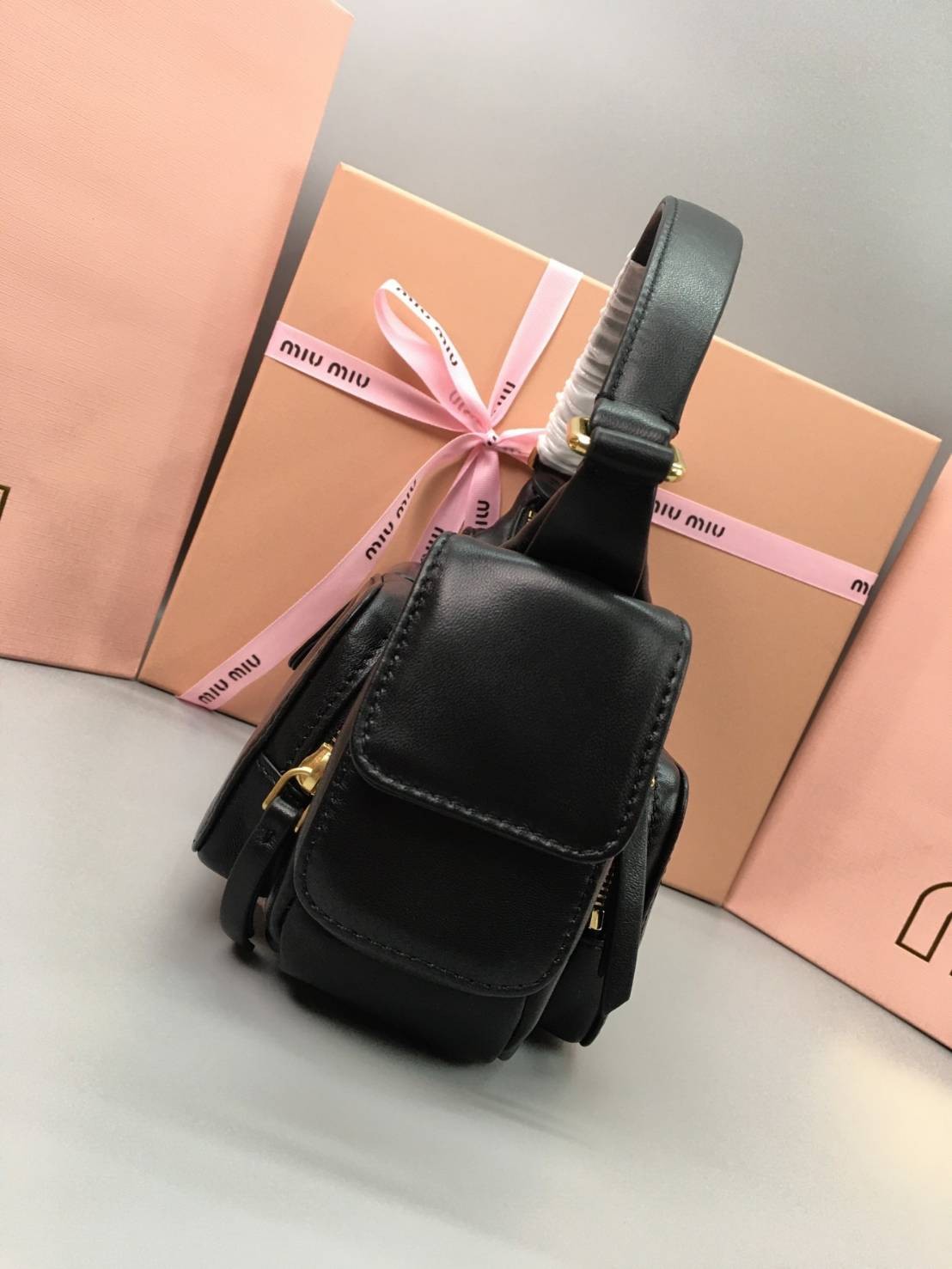 MIU MIU Nappa leather Pocket bag กระเป๋าถือสะพาย เกรดออริ ท็อป vip 1:1 เกรดงานปราณีตละเอียด หนังสวย เกรดดีสุด ใช้งานต่างประเทศได้