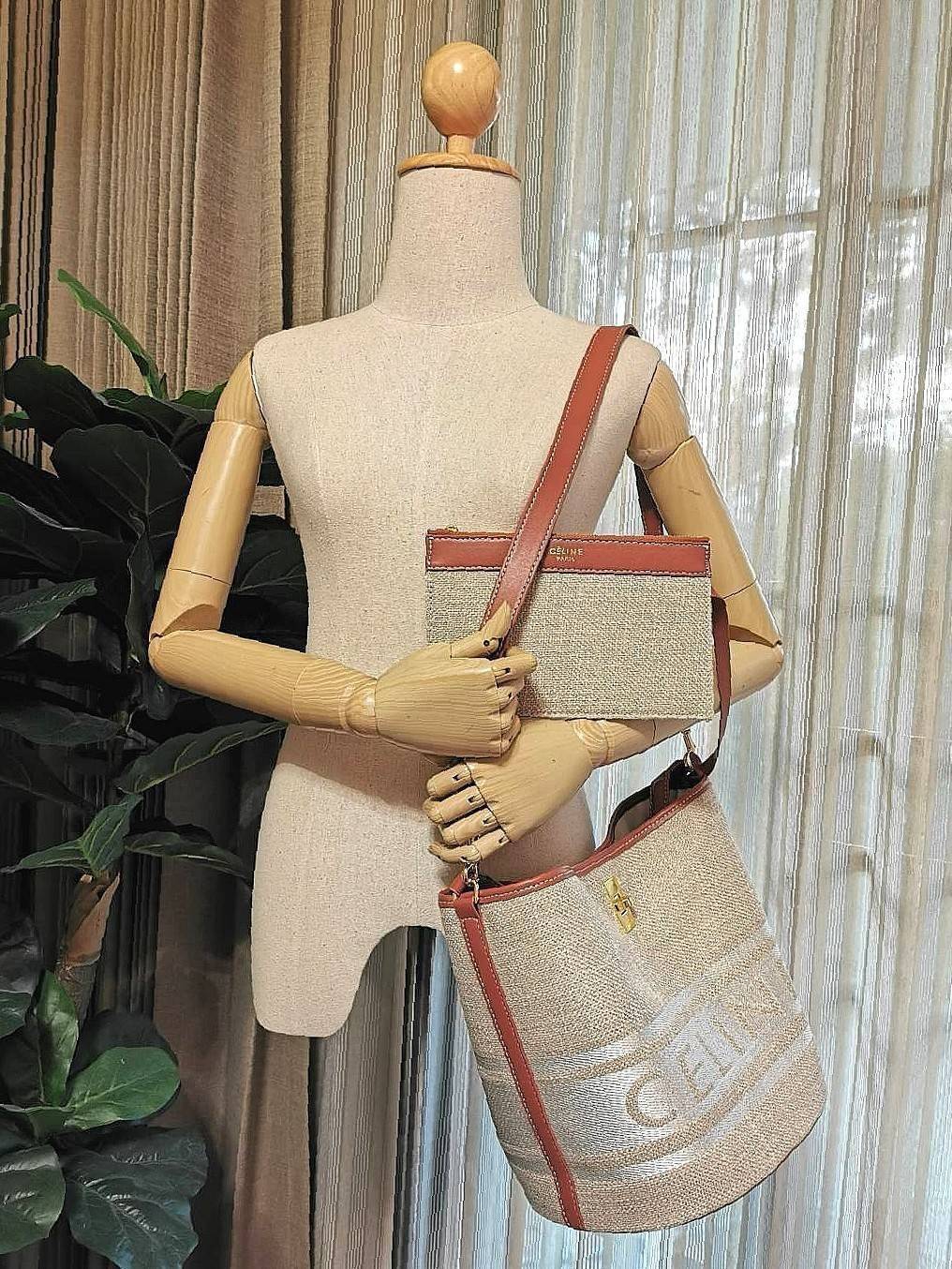 ซื้อ1ได้ถึง2!✴️CELINE TEXTILE BUCKET BAG VIP วัสดุ Textile Canvas & CalfSkin ดีไซน์ทรง Bucket ใบใหญ่กำลังดี มาพร้อม Clutch ใบเล็กเข้าชุด เนื้อหนาแข็งแรง น้ำห