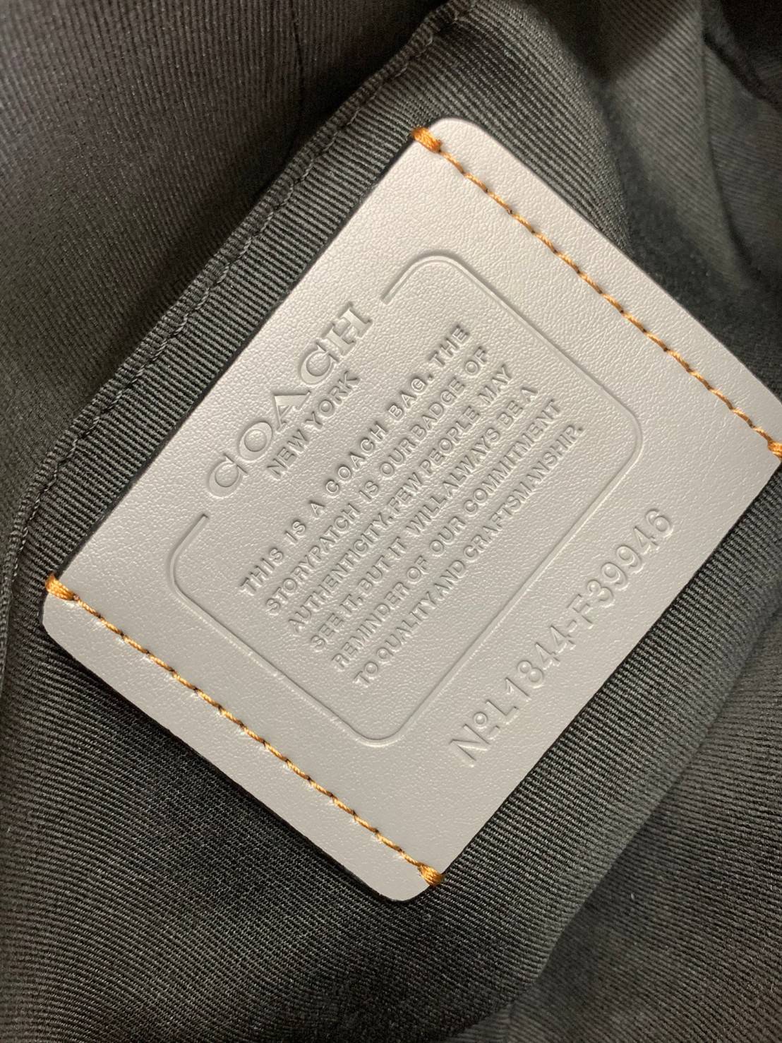 3สีเข้าใหม่งานคุณภาพอีกแล้วคับท่านน ทั้งสี ทั้งหนังสวยมากๆค่าา!! COACH GRAHAM CROSSBODY BAG ((39946)) พร้อมส่ง! กระเป๋าสะพายแบบครอสบอดี้ร์ ใช้ได้ทั้งชาย//หญิง หนังแท้อย่างดี เรียบหรูค่ะ ด้านหน้ามีช่องซิปซ่อนให้หนึ่งช่อง ช่องซิปหลักกว้าง ใส่ของจำเป็นได้ครบ