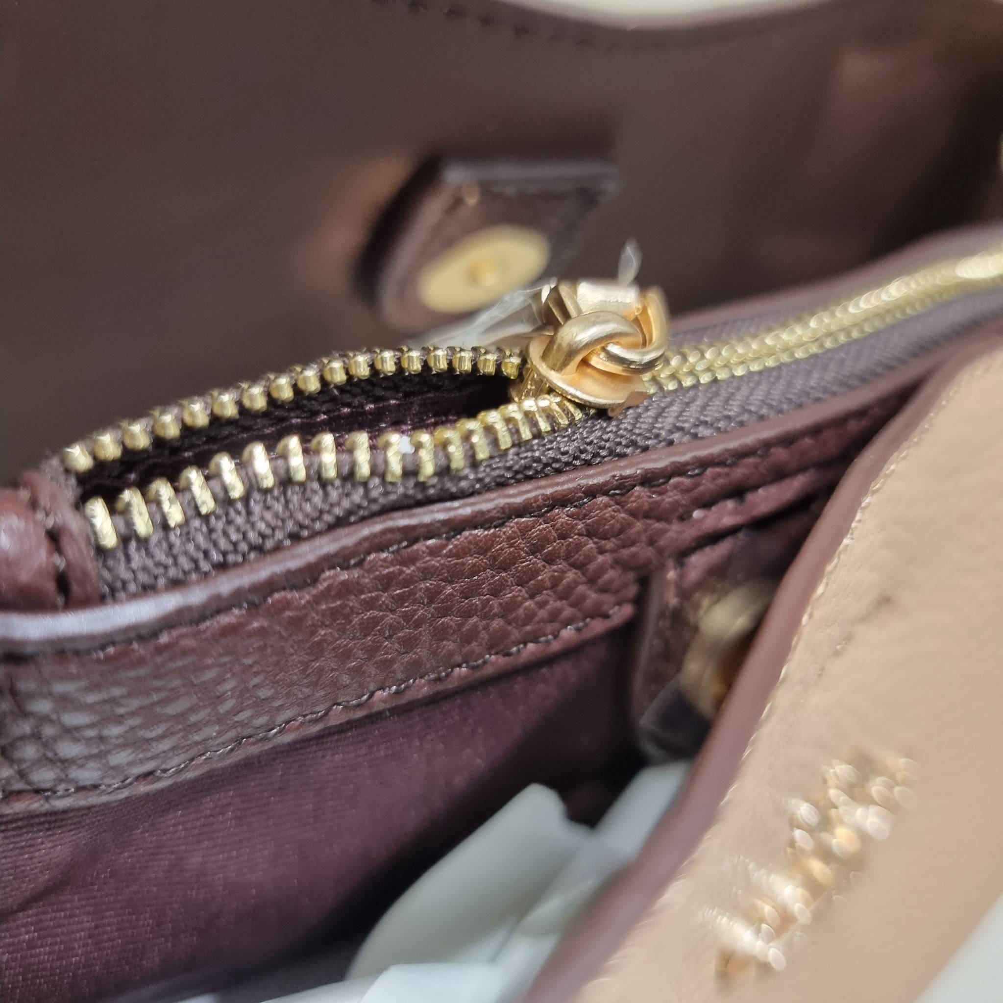 COACH 1011 SMALL TOWN BUCKET BAG รุ่นยอดนิยมใบเล็ก กระเป๋าทรงบัคเก็ต สีคลาสสิคเรียบหรู ตัดกับโลโก้สีทองดูโดดเด่น วัสดุหนัง pepble สวยคมทุกมุมจริงๆ!! เปิด-ปิดด้วยกระดุมแม่เหล็กทั้ง 2 ฝั่ง ภายในเป็นช่องโล่ง มาพร้อมสายสะพายปรับได้ตามตัว ขนาดใบนี้กำลังสวย สะพ