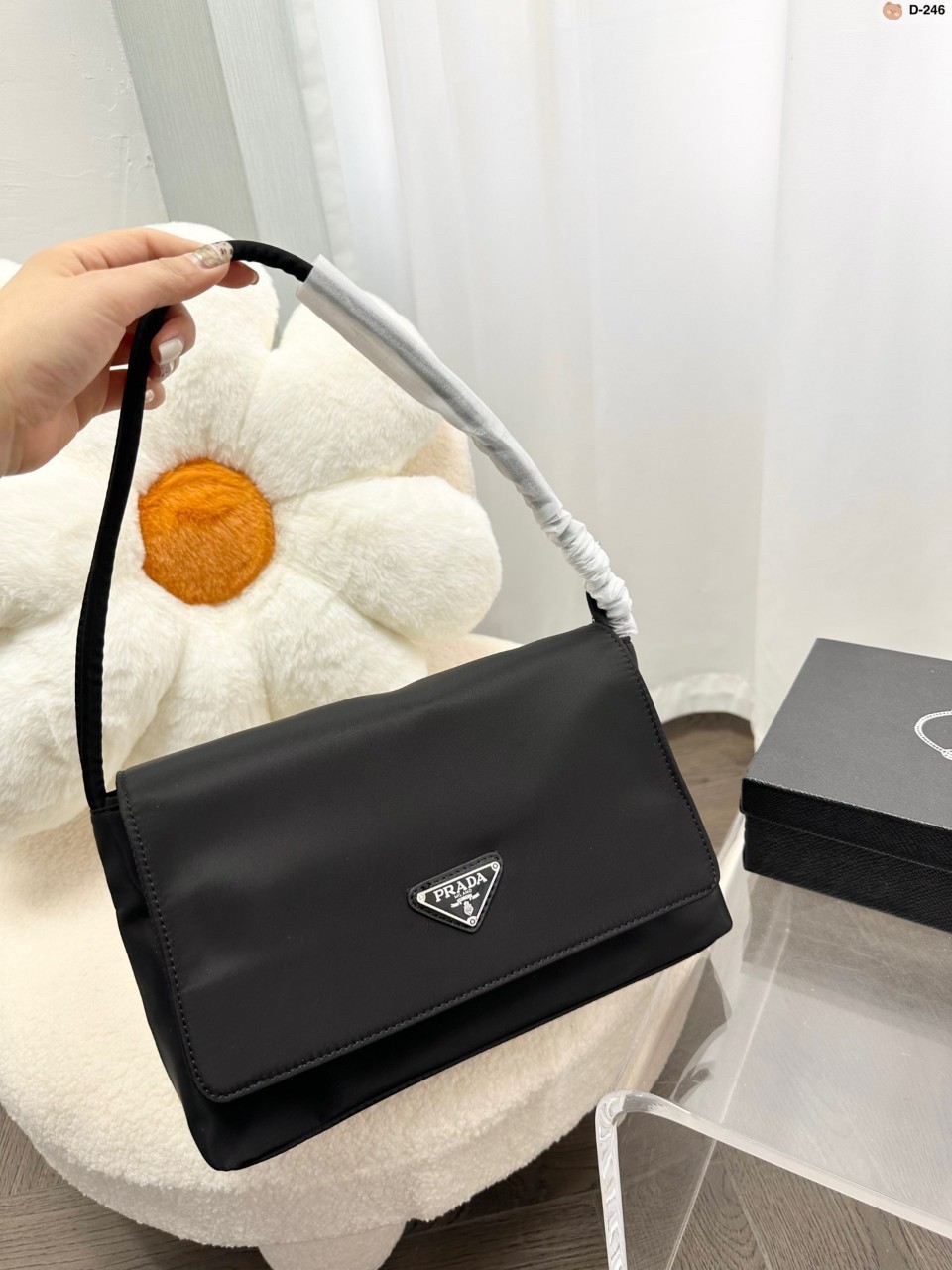 Prada nylon shoulder bag ทรงยอดฮิตของคุณผู้หญิงเลยค่ะ วัสดุทำจากผ้าไนล่อน อย่างหนา กันน้ำได้คะ มีโลโก้แบรนด์อยู่ข้างหน้า ตัวกระเป๋าอยู่ทรง อะไหล่เงินทั้งใบ ด้านในบุผ้าลายแบรนด์อย่างดี
