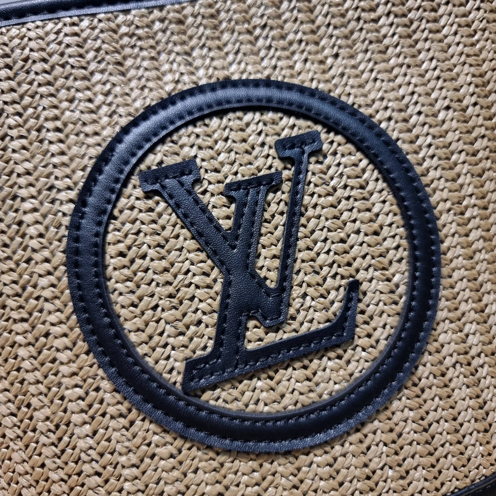 LV PETIT BUCKET BAG ไอเท็มเอ็กซ์คลูซีพจัดมาให้สาวๆโดยเฉพาะ!! กับกระเป๋าสะพายรุ่นลิมิเต็ดหายาก รูปทรงสวยงามสานเต็มใบ และยังโดดเด่นด้วยโลโก้