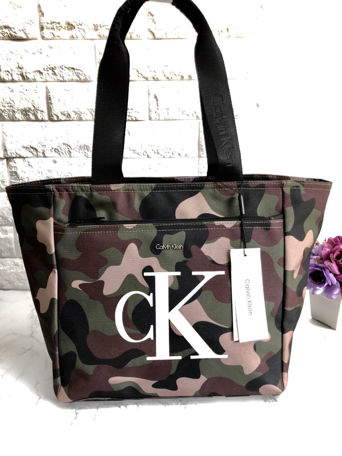 New Calvin Klein Medium Tote Bag พร้อมส่งสินค้ารุ่นหายากค่ะ กระเป๋าถือทรง tote วัสดุผ้าอย่างดี ด้านหน้าสกรีนโลโก้แบรนด์คมชัด มีช่องซิปยาว ช่องกว้างใส่ของจุ เปิดปิดกระเป๋าแบบซิป หัวซิปปั้มแบรนด์ ภายในกระเป๋าโล่งกว้างมากค่ะ มีช่องซิปให้อีกช่อง หูหิ้วกระเป๋า