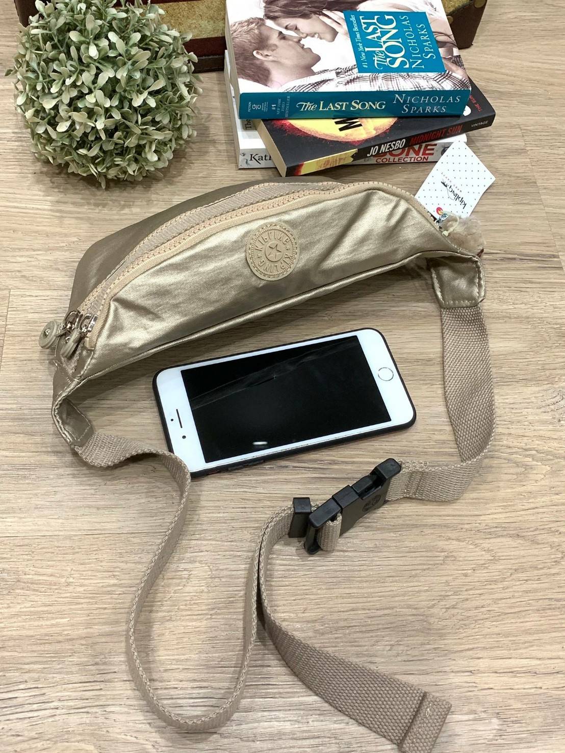 5สี Kipling WHISPER Basic Fanny Pack รุ่นใหม่ล่าสุดกับกระเป๋าทรงคาดอกหรือคาดเอวสุดชิค วัสดุpolyester100% น้ำหนักเบา มีช่องซิปใช้งานหลัก2ช่อง ใส่กระเป๋าสตางค์ทรงยาวได้ ขนาดกำลังดี สายสะพายปรับความยาวได้ฟรีไซส์ ประดับพวงกุญแจลิงน่ารัก สามารถถอดออกได้ มีรูปแ