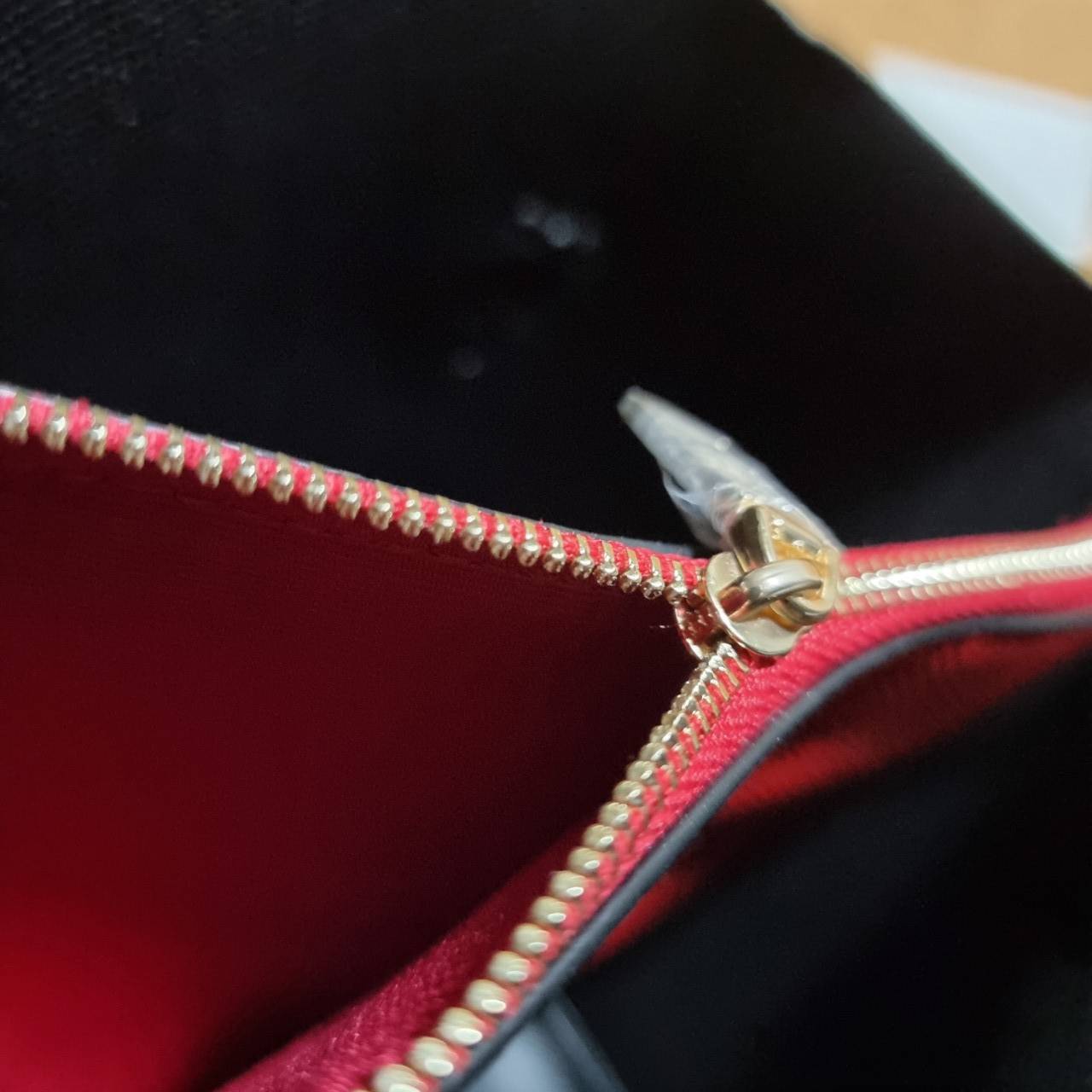 COACH C4250 MOLLIE TOTE 25 IN SIGNATURE CANVAS น้องมาแล้วจ้าาา ใหม่ล่าสุด กระเป๋าโท้ทไซส์เล็กที่สาวๆตามหา ดีไซน์คลาสสิคเหมือนเดิม เพิ่มเติมคือสะดวกขึ้นเยอะ!! ย่อส่วนมาจากใบใหญ่เป๊ะๆ น่ารักน่าใช้มากๆ วัสดุหนังแคนวาสเคลือบลาย ภายในโล่งกว้าง มีช่องซิปกลางใส่