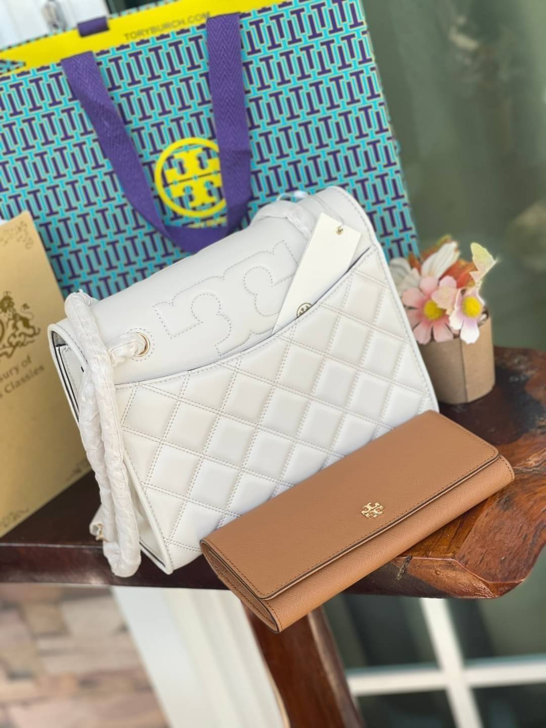 Tory Burch Savannah Convertible Shoulder Bag สาว ๆ ลุคสาวๆไม่ควรพลาด Collection นี้เลยนะคะ เป็นรุ่นที่ตอบโจทย์และครองใจสาว ๆ ได้อย่างแท้จริง เนื่องจากมีดีไซน์เรียบหรู โดยทางแบรนด์ได้ใช้เทคนิคการเย็บบนหนังเป็นลายเส้น (Chevron) ทำให้กระเป๋าดูมีราคามากยิ่งขึ