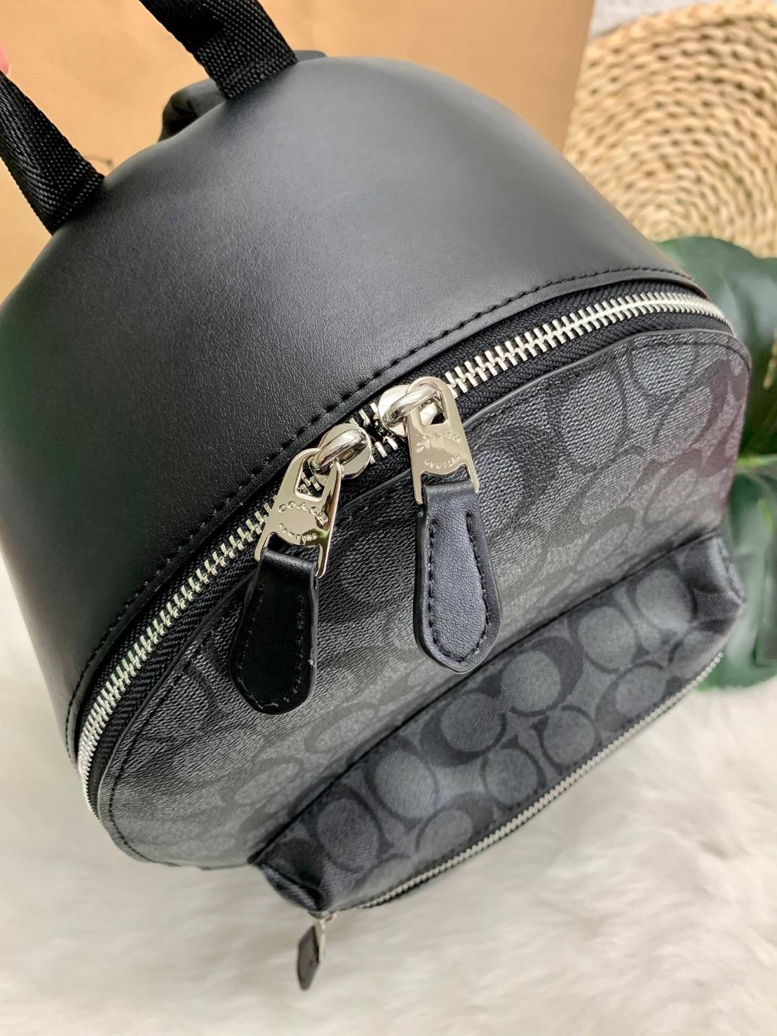 OUTLET 】COACH MEDIUM CHARLIE BACKPACK IN SIGNATURE ((32200)) พร้อมส่งที่ไทยอีกครั้งค่ะ! กระเป๋าสะพายหลังขนาดกลาง หนังแท้+ไนล่อน ด้านหน้ามีช่องซิปให้หนึ่งช่อง;เปิดปิดช่องหลักแบบซิปคู่ ภายในกว้างใส่สัมภาระได้จุนะคะ พร้อมช่องซิปให้อีกช่องค่ะ;สายสะพายสามารถเล