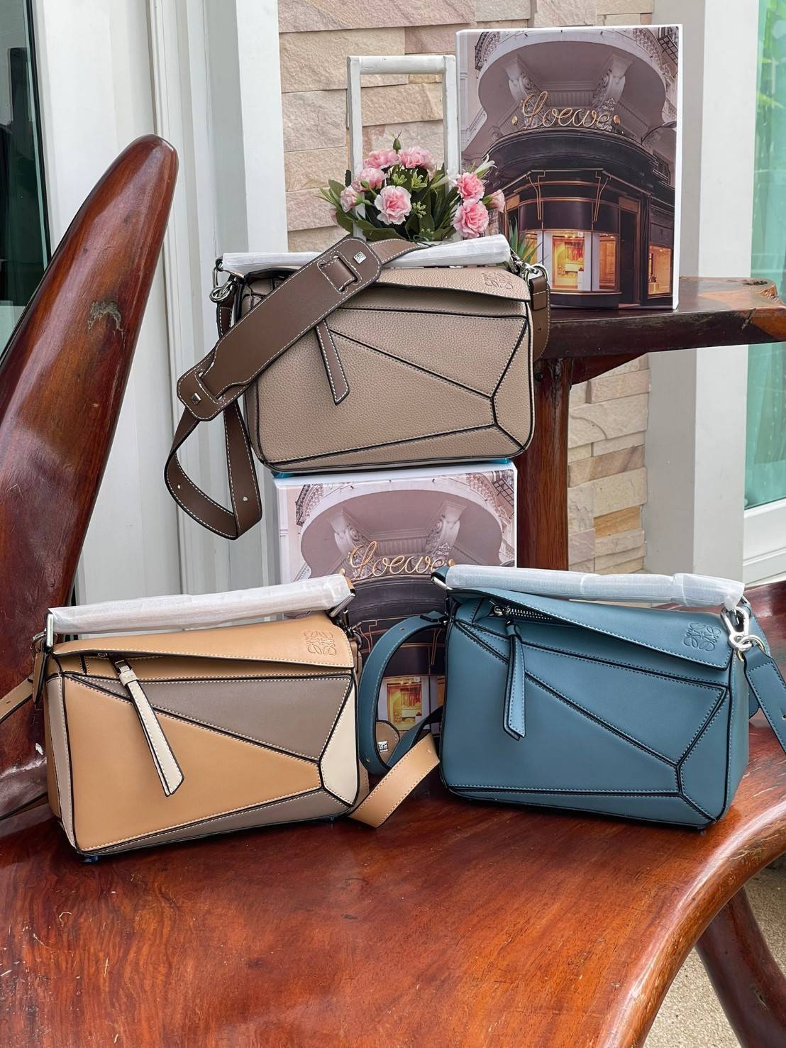 Loewe Puzzle Bag In Classic กระเป๋าทรง Puzzle นี้ออกแบบโดย Jonathan Anderson โดยได้รับแรงบันดาลใจในการออกแบบมาจากรูปทรงของลูกรักบี้ ดังนั้น จึงจะเห็นได้ว่าการตัดเย็บและรูปทรงของกระเป๋านั้นคล้ายคลึงกับลูกรักบี้ รูปทรงดูมินิมอลไม่ทิ้งคอนเซ็ปต์ของแบรนด์ สามา