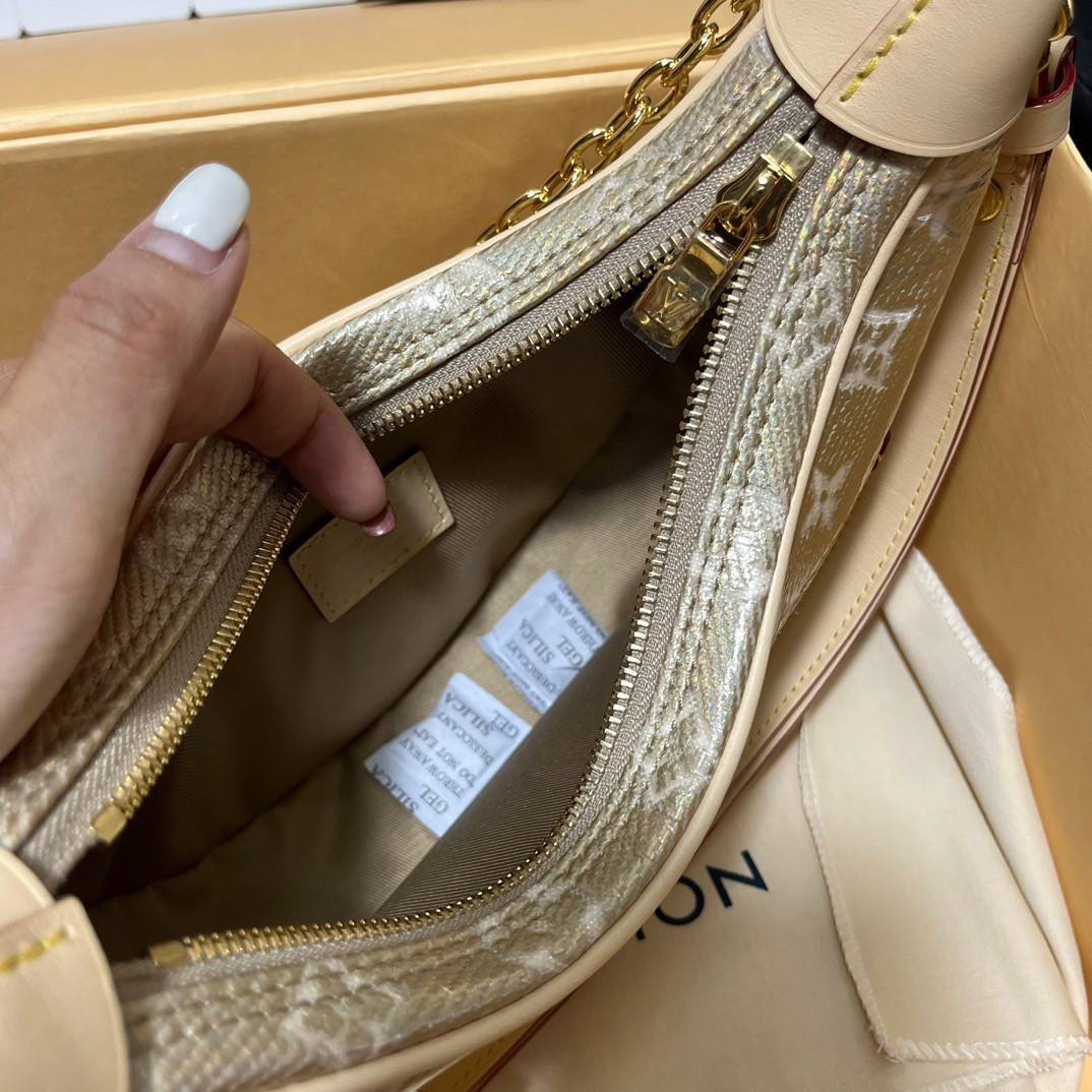 Lv gold loop monogram / LV Loop PM GOLD Bag เกรดท็อปออริจินอล มีความละเอียดของเนื้องานมากที่สุด ปราณีตตรงปกทุกใบ ใช้สลับของแท้ได้ ใช้งานต่างประเทศได้ เข้าออกผ่านทุก ตม.