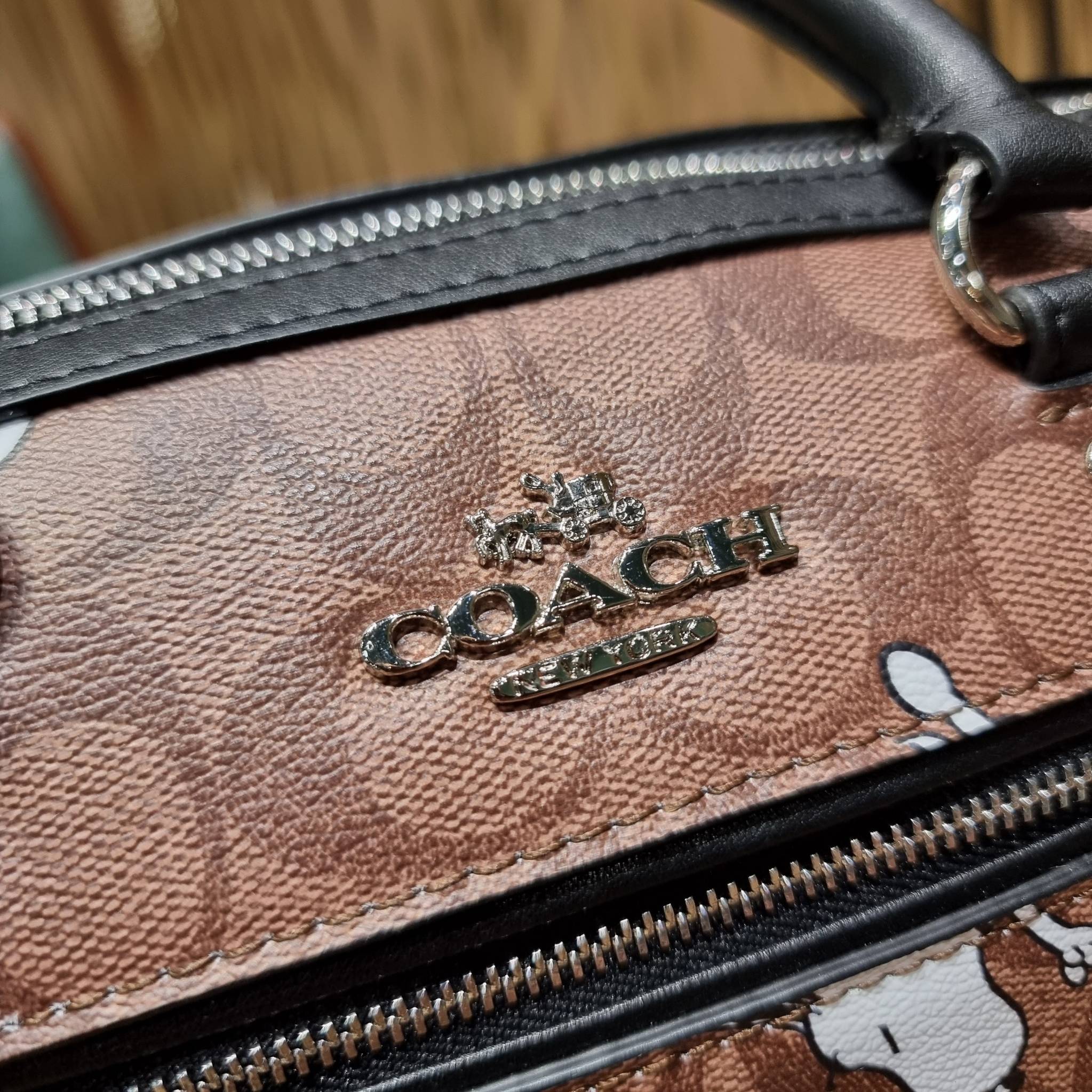 COACH C4118 COACH x PEANUTS ROWAN SATCHEL IN SIGNATURE CANVAS WITH SNOPPY PRINT สนูปพีที่สุดของคอลเลคชั่นแห่งความน่ารัก มาในดีไซน์ของกระเป๋าทรงหมอนยอดฮิต คลาสสิคใช้งานได้ไม่มีเบื่อ รอบนี้มาให้พร้อมสายสะพาย crossbody แบบสปอร์ต ทำให้ใช้งานได้อย่างกระฉับกระเ