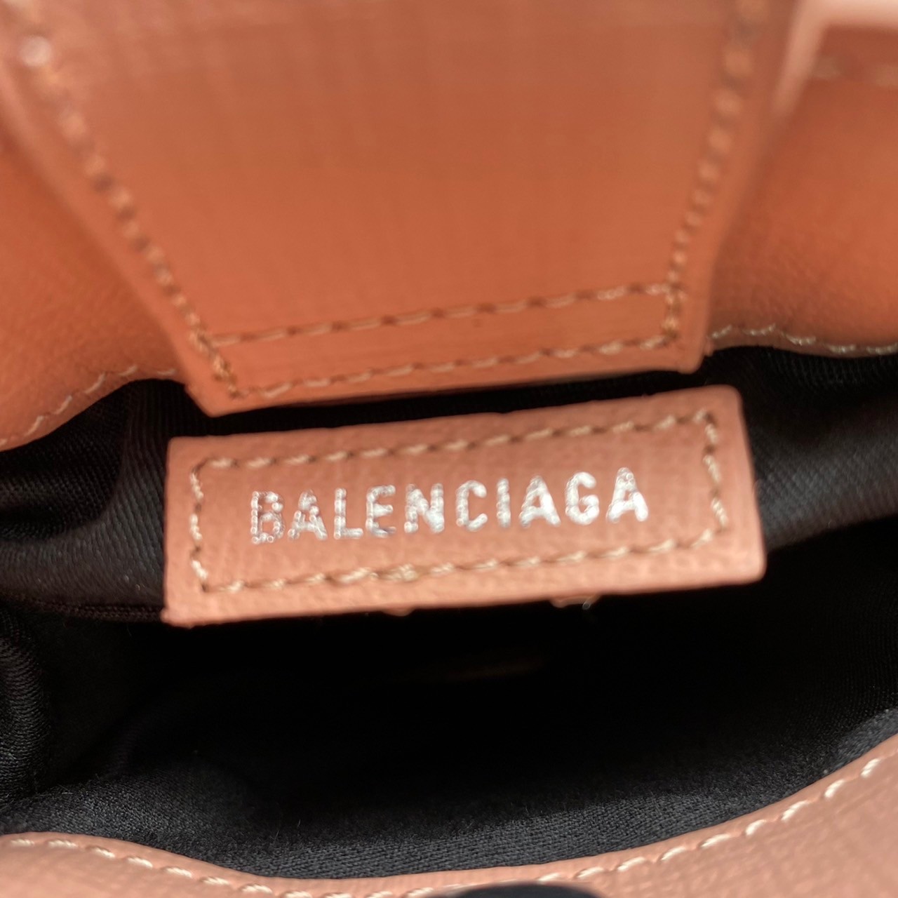 หนังแท้ BALENCIAGA Shopping Phone Pouch leather tote พกกระเป๋าช้อปปิ้งขนาดมินิ ไปทุกที่ในฤดูกาลนี้ ดีไซน์ที่ใช้ได้ทุกวันตั้งแต่หนังแบบมีเท็กซ์เจอร์ ภาพสินค้าถ่ายจากงานขายจริง ใช้งานต่างประเทศได้