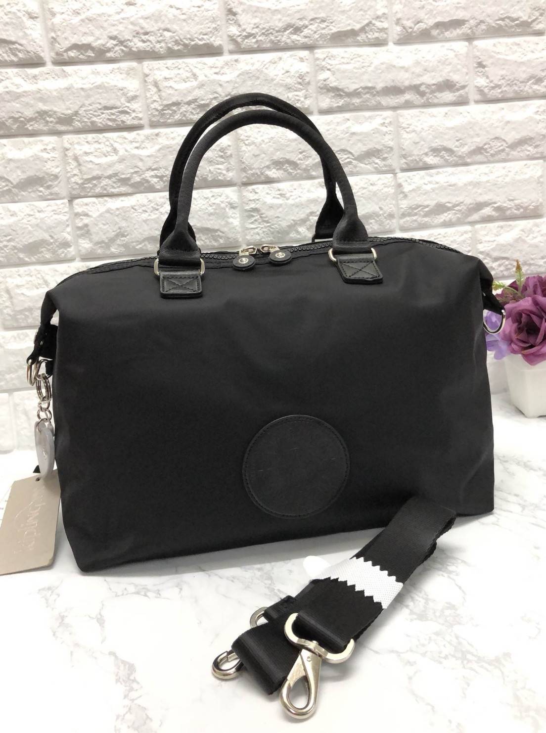 Kipling Tiram Handbag 2018 (Kipling oem factory HK.) กระเป๋าถือหรือสะพายขนาดกลาง วัสดุ nylon กันน้ำในระดับนึงค่ะ เปิดปิดกระเป๋าแบบซิปคู่ ภายใน กระเป๋าโล่งกว้าง มีข่องซิป และช่องเล็ก และช่องขนาดกลาง เสริมนวมกันกระแทก พร้อมสายห้อยกุญแจ ด้านข้างกระเป๋า สามาถ
