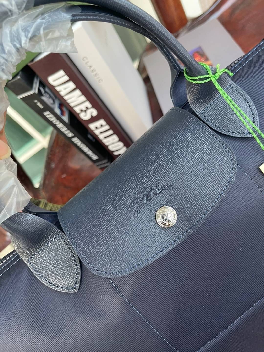 8สี พร้อมส่ง Longchamp LE PLIAGE NÉO TOP HANDLE BAG (medium size) อีกหนึ่งรุ่นยอดนิยม ที่สาวๆ ต้องมีไว้เก็บไว้สักใบ กระเป๋าโท้ทใบนี้ มาพร้อมกับสีที่มีสไตล์เรียบง่าย มีสายสะพายยาวปรับสั้นยาวได้ช่วยให้คุณสามารถสะพายไหล่ได้อย่างสบาย ในตัวสายปักโลโก้อันเป็นสั