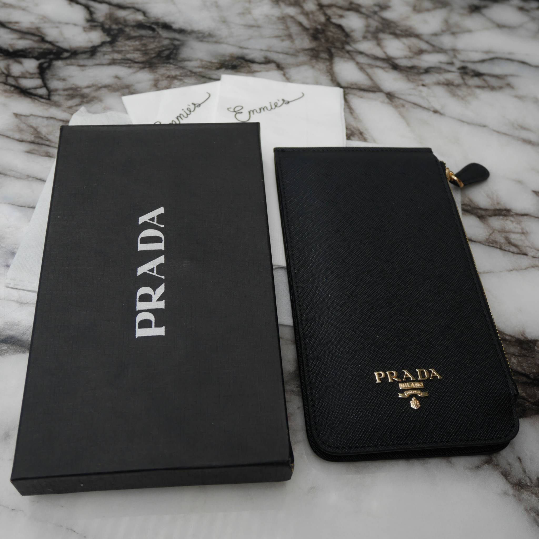 Best Seller รุ่นขายดีเว่อร์วัง♡♡ **สำหรับคนชอบใส่บัตรเยอะ แนะนำรุ่นนี้คะ งานพรีเมี่ยมกิ้ฟท์จากเค้าเตอร์ต่างประเทศ กลับมาพร้อมส่งครบสี อีกครั้งค่า กระเป๋าสตางค์ทรงสวย สะดุดตา หนังสัมผัส Safiano จากแบรนด์ PRADA มีช่องใส่นามบัตรมากถึง 16 ช่อง ด