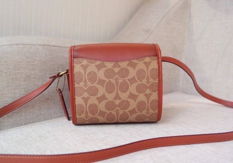 COACH Turnlock Lunchbox Pouch In Signature Canvas COACH Lady กระเป๋าสะพาย FM1981-144