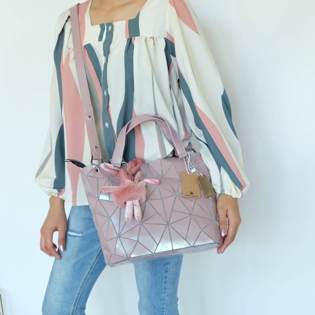 David Jones กระเป๋าสะพายข้างดีไซน์เกร๋มาก สีสวยหรูมาก ขนาดกะลังดีเลย ปรับทรงได้ 2 แบบ น่ารักมาก สี Rose pearl สวยที่สุด มาพร้อมกระต่ายเข้า set เลิศคะ