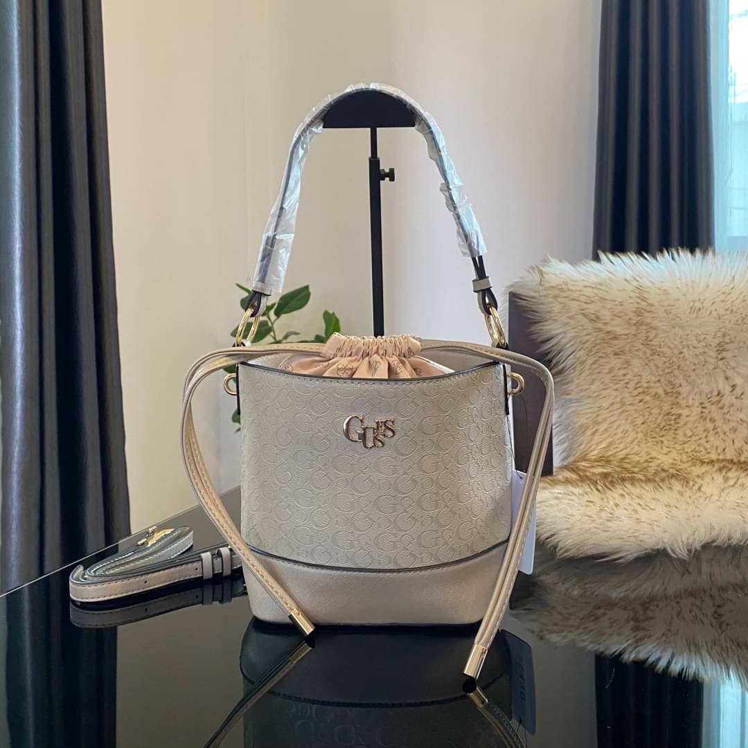 Guess Agata Bucket Handbag กระเป๋ารุ่นใหม่ล่าสุดทรงถังสุดน่ารัก พิมพ์ลายรอบใบ วัสดุ Saffiano PU คุณภาพดี นิ่ม น้ำหนักเบา ด้านหน้าประดับด้วยโลโก้แบรนด์สวยโดดเด่น เปิด-ปิดด้วยเชือกหนังใช้หูรูดปลายเชือกประดับอะไหล่ทองสะดวกใช้ ด้านในโล่งกว้างมีช่องเล็กสำหรับใ