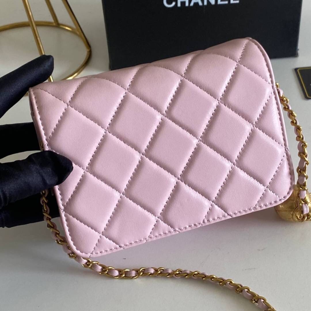 VIP GIFT 】หนังแกะแท้ CHANEL lambskin small shoulder bag with chain เรียบหรู ดูดี ดีไซน์สุดคลาสสิค ใช้ออกงานได้เลย มีสายโซ่อะไหล่ทองรมควันอย่างลงตัว ไอเท็มแนะนำพร้อมส่งที่ไทยราคาสุดคุ้มห้ามพลาดค่ะ!