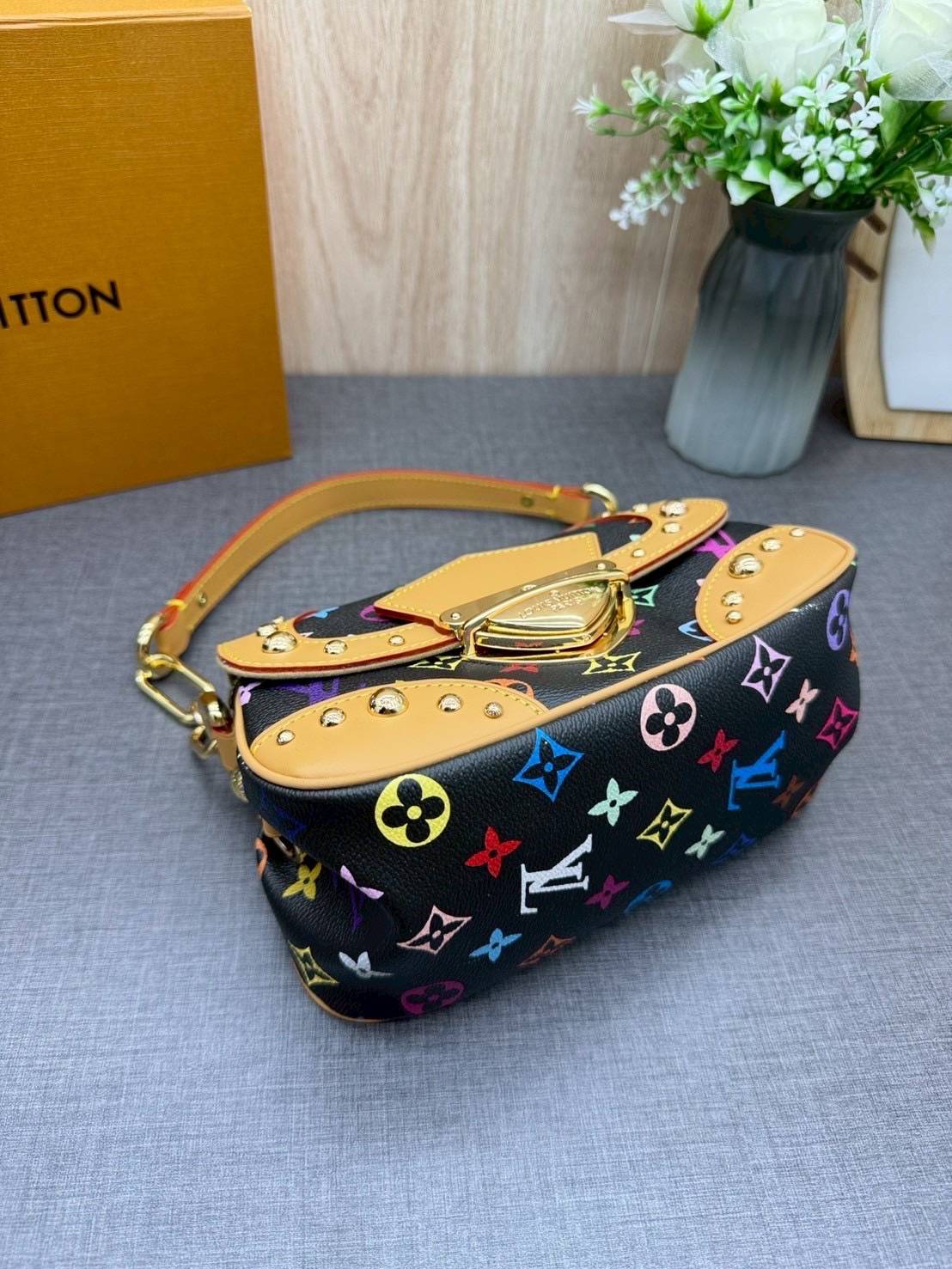 ORI หนังแท้ | Lv Marilyn White Multicolor Monogram Canvas Shoulder Bag กระเป๋าสะพายสไตล์วินเทจ ดีไซน์สีสันสดใสน่ารัก มีชีวิตชีวา โดดเด่นด้วยตัวล็อคด้านหน้าแบบกดขนาดใหญ่ จะถือแบบคล้องแขนหรือสะพายไหล่ก็ได้
