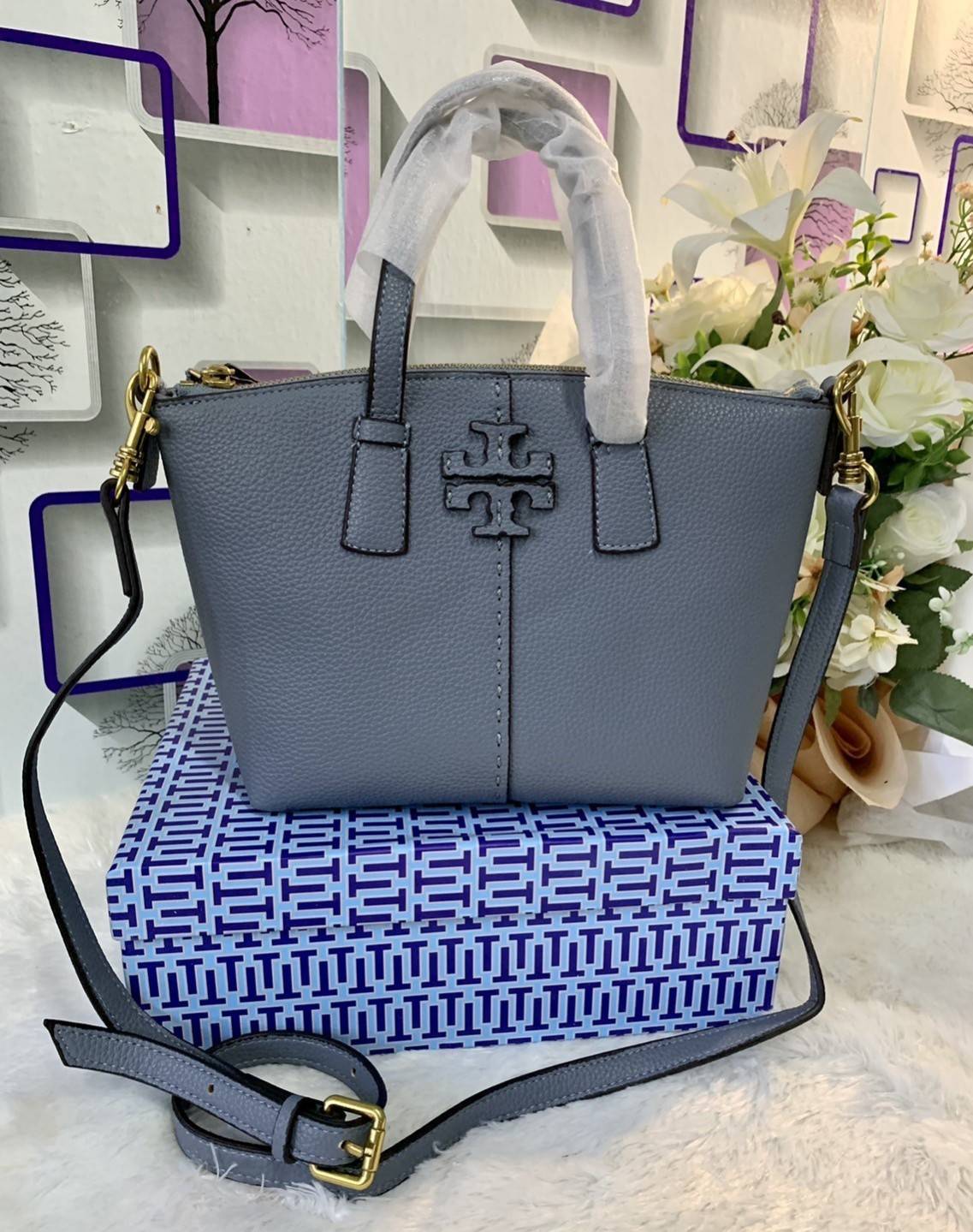 Tory Burch McGraw Mini Top Zip Satchel กระเป๋าสะพายทรงสวย ขนาดกำลังดี หูจับถนัดมือ วัสดุหนังแกะสังเคราะห์หนังสวยเงาขึ้นรูป ประดับโลโก้แบรนด์ด้วยหนังที่ด้านหน้า จะสะพายข้างหรือcrossbody ได้หมด แมทกับชุดได้ง่าย น้ำหนักเบาค่ะ มาพร้อมสายสะพายยาวปรับระดับได้ ถ