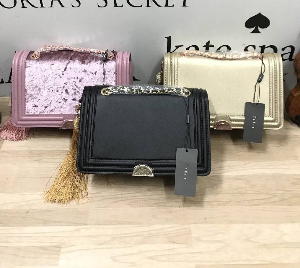 Pedro Velvet Tassel shoulder Bag รุ่นใหม่ชนช้อป!! จากแบรนด์ในเครือ charles&keith กระเป๋าสะพายข้างทรงกล่อง ตั้งอยู่ทรง สายสะพายโซ่ร้อยหนัง อะไหล่ทองทั้งใบ ด้านข้างประดับพู่สุดหรูสามารถสะพายได้ทั้งสายเดี่ยวและสายคู่ ภายในมีช่องซิปแยก สามารถใส่กระเป๋าสตางค์ท