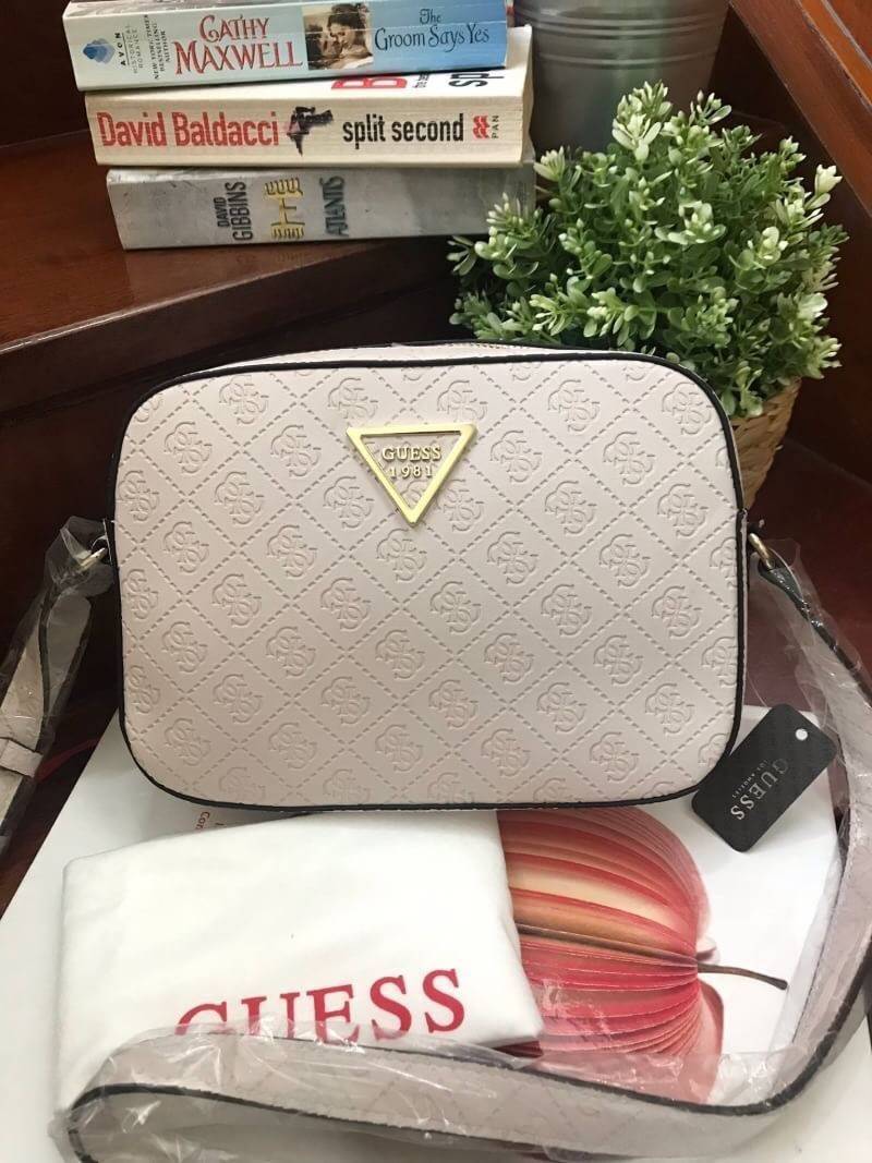 New Arrival!! Guess Women's Black Kamryn Top Zip Cross Body Bag กระเป๋าสะพายไหล่ ขนาดกำลังดี มีดีเทลที่มีโลโก้หนังปั้มจมรอบใบรวมถึงตัวสายและหัวซิป ตรงกลางติดสัญลักษณ์แบรนด์ เปิดใช้งานด้วยซิปเดียวด้านบน ภายในใส่กระเป๋าสตางค์ยาวได้ มีช่องเสียบการด์และช