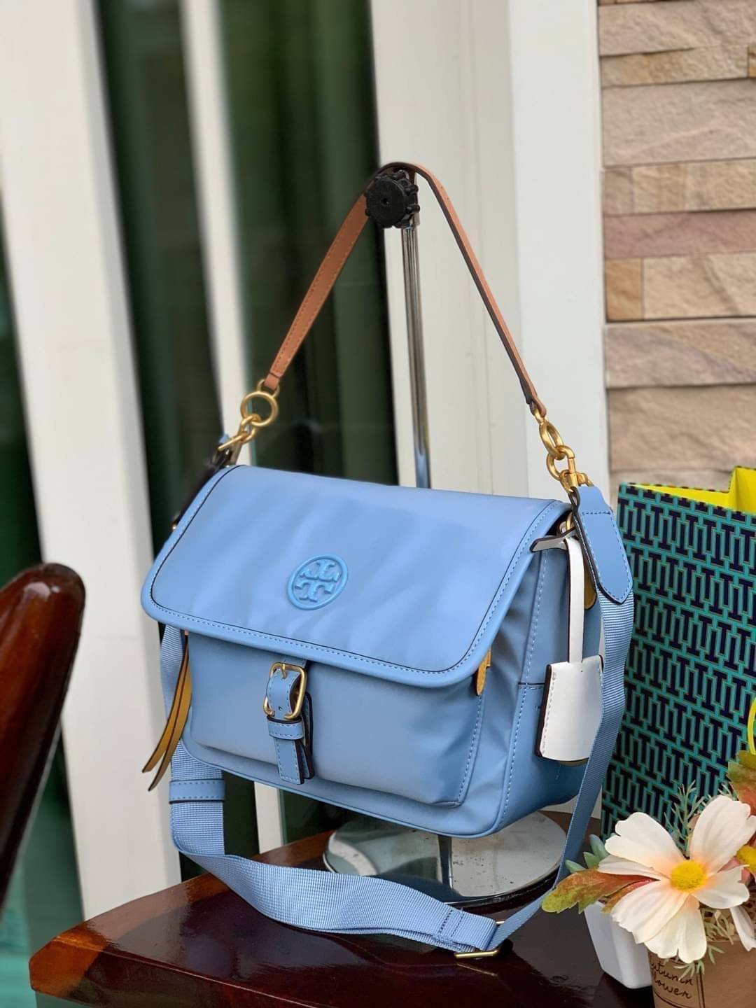 ของแท้ 💯% Tory Burch logo patch satchel bag อีกหนึ่งแบรนด์ดังจากนิวยอร์ก ที่เหล่าดาราเซเลปใช้กันทั่วโลก ด้วยดีไซน์ที่เป็นเอกลักษณ์ เข้ากับยุคสมัย วัสดุ Nylon waterproof ที่แข็งแรงและทนทาน