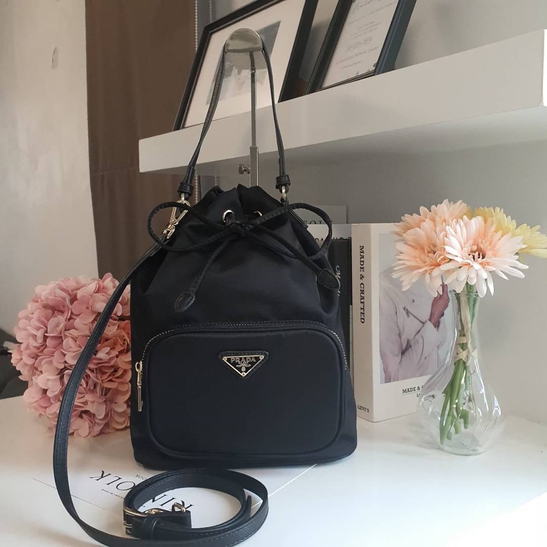 Size NORMAL : Prada Nylon Bucket Bag Black ใครๆก็หลงรัก **ทรงขนมจีบใหญ่ PRADA DRAWSTRING BAG กระเป๋าผ้า NYLON SILK เนื้อหนาซับในอย่างดี จุดเด่นคือ กระเป๋าสามารถ จุของได้เยอะมาก ด้านในมีช่องซิปพร้อมช่องใส่ของอีกหนึ่งช่อง น