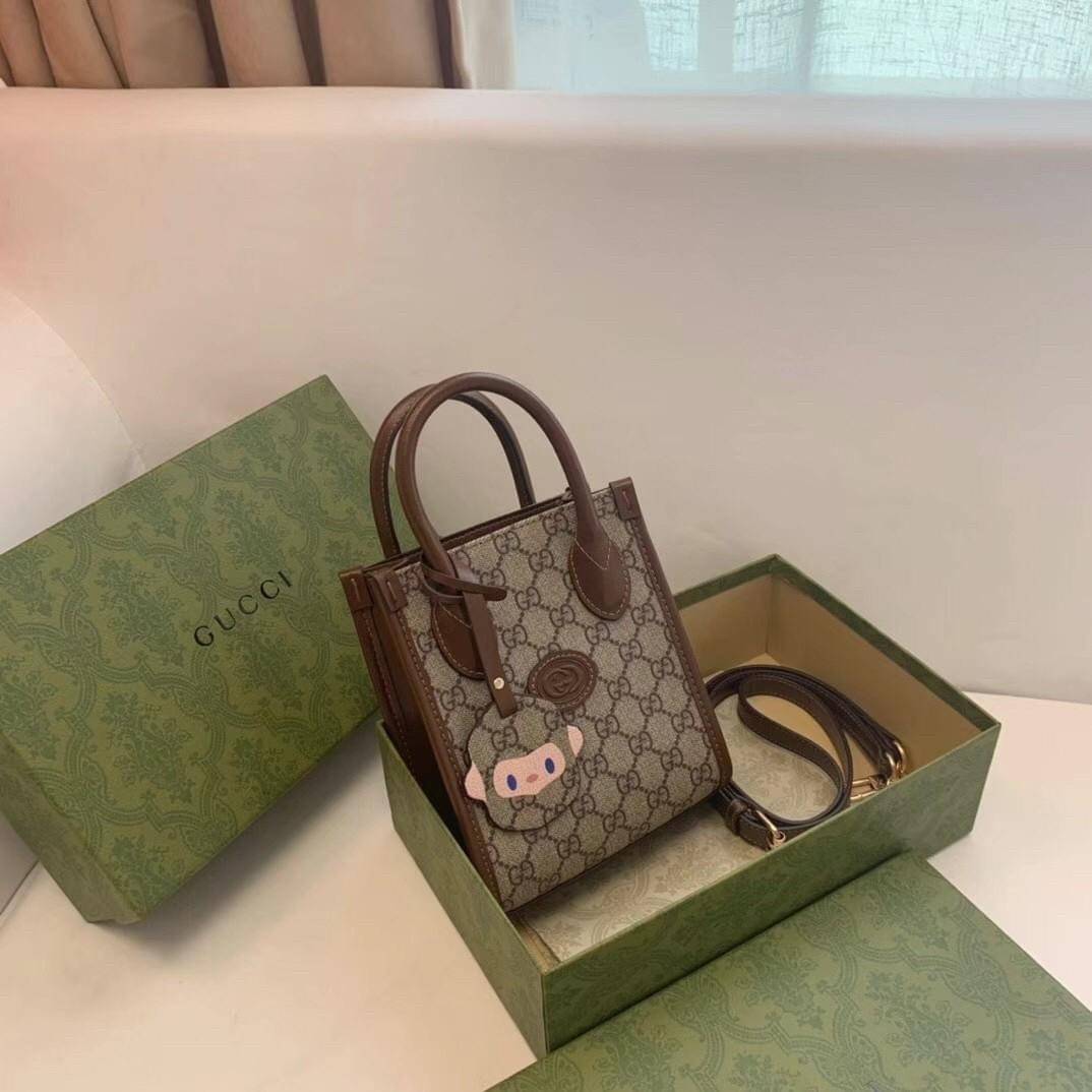 Gucci mini Tote กระเป๋าสะพายข้าง Premiumgift วัสดุหนังแท้ ด้านในโล่ง ใส่กระเป๋าตังค์ ใส่โทรศัพท์ Iphone+ ได้ สายยาวปรับระดับได้ Crossbody ได้ น้ำหนักเบา มาพร้อมกล่องและลิปบิ้นแบรนด์ สวยหรูดูแพง จะซื้อใช้เองหรือเป็นของขวัญก็เหมาะ ได้ไปไม่ผิดหวังค่ะ ไอเท็มน