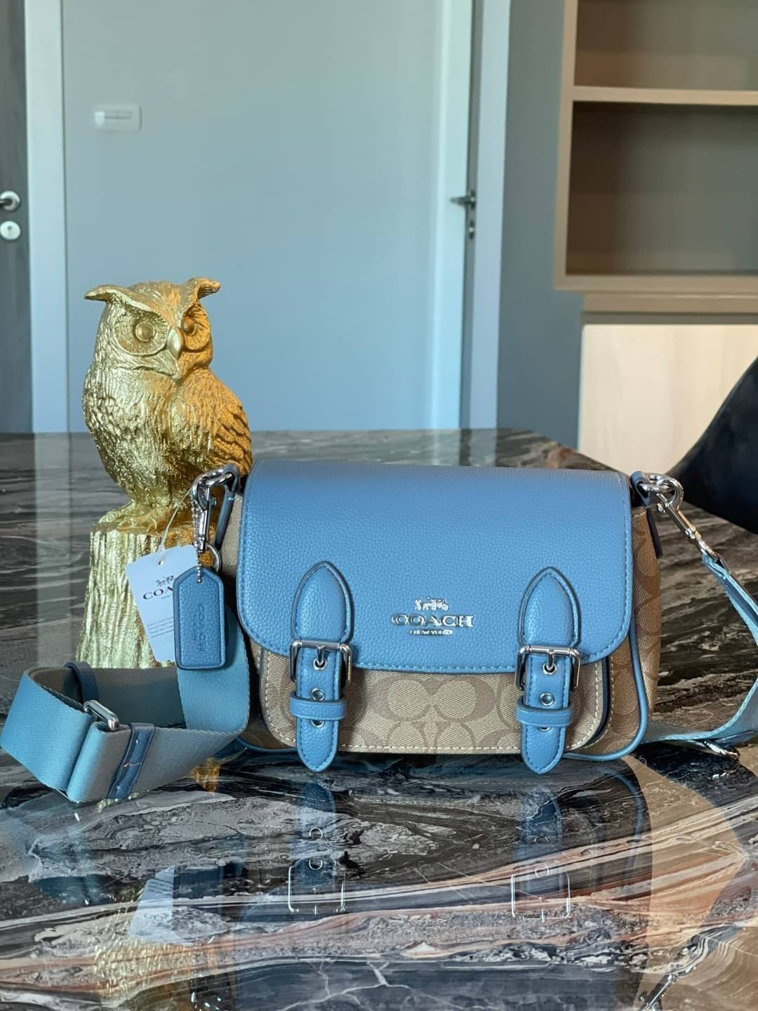 COACH Lucy Crossbody กระเป๋าใบนี้ขนาดกะทัดรัดกำลังดี เพียงพอสำหรับใส่ของจำเป็นที่ต้องการพกติดตัว ที่สำคัญใช้งานง่ายสามารถหยิบของได้สะดวกรวดเร็ว วัสดุผ้าใบเคลือบซิกเนเจอร์และหนังกรวดละเอียด ด้านในมีซิปและกระเป๋าอเนกประสงค์ ปิดสแน็ปอิน กระเป๋าแบบเปิดด้านนอก