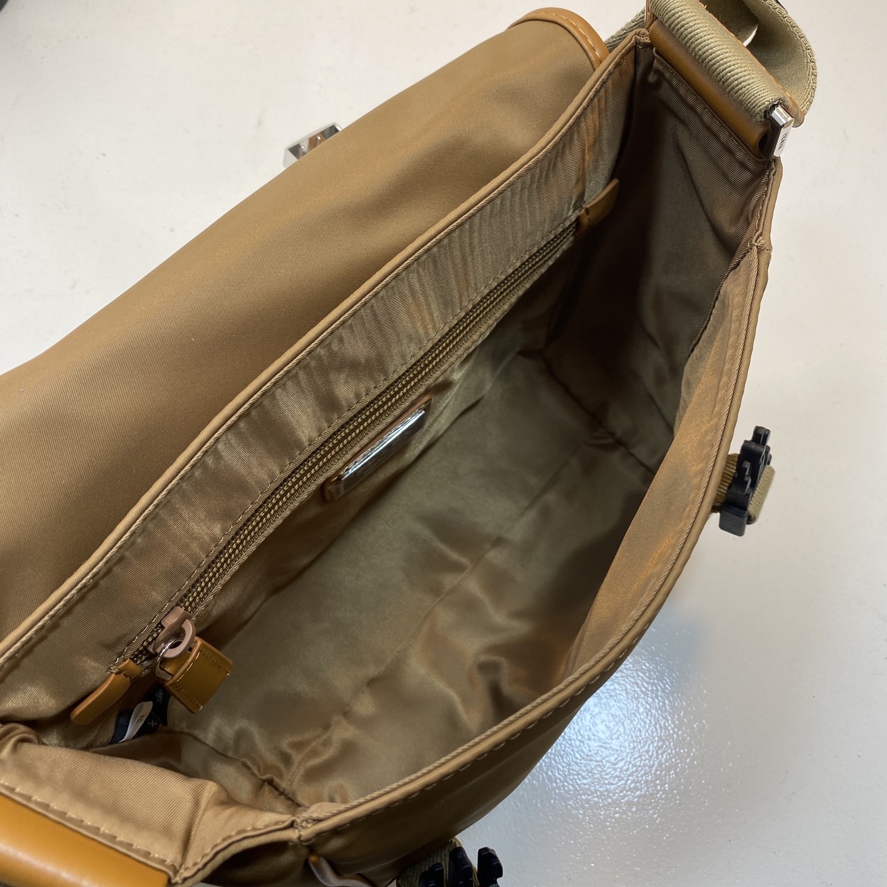 PRADA Re-Nylon and leather shoulder bag / PRADA Messenger Bag กระเป๋าสะพายคอมพลีทครีเอทลุคหล่อเท่ เกรดออริ สลับแท้ 1:1 ใช้งานต่างประเทศได้