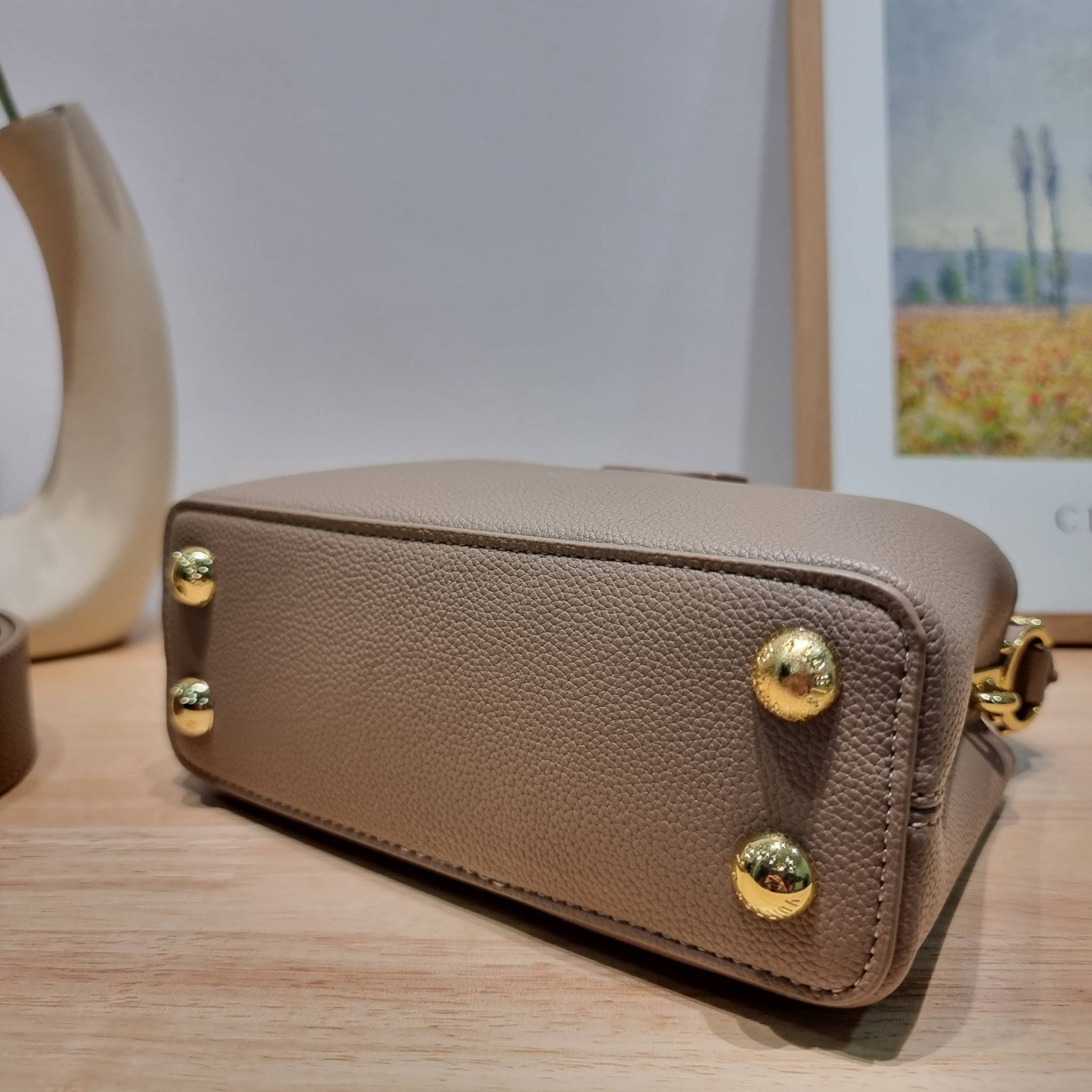 LV capucines mini top handle ที่สุดของความสวยในราคาเบาๆ กระเป๋าถือสุดหรู ดีไซน์ทรงคลาสสิค ที่รอบนี้มาในไซส์มินิ ดีงามม้ากกกก!! มาพร้อมหูจับในตัว ด้วยรูปทรงวินเทจและวัสดุหนังลูกวัว ขับผิว ทำให้ไอเท็มนี้สะกดทุกสายตาจริงๆ