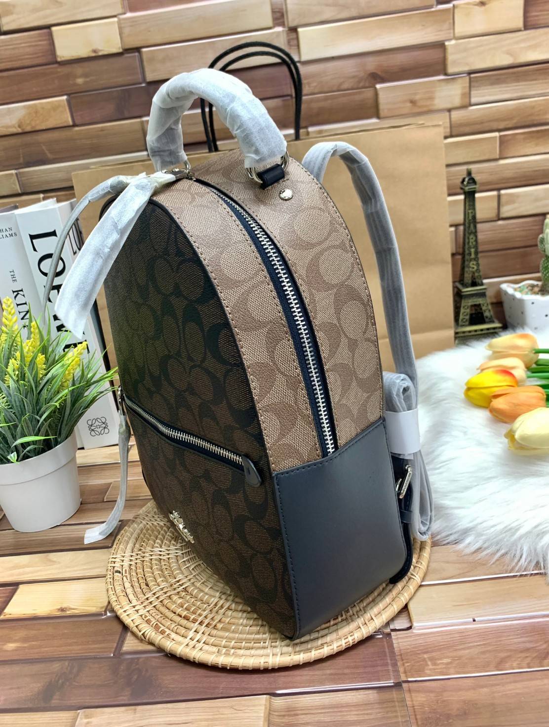 COACH JORDYN BACKPACK IN BLOCKED SIGNATURE ((76622//76624//76715)) พร้อมส่ง กระเป๋าสะพายหลังแบบมีหูหิ้ว หนังแท้ หนังนิ่มอย่างดีเลยค่า ด้านหน้ามีช่องซิปหนึ่งช่องสำหรับใส่ของจุกจิกนะคะ เปิดปิดช่องหลักแบบซิปคู่ หัวซิปมีหนังห้อยมาให้ ภายในกระเป๋าโล่งใส่สัมภาร