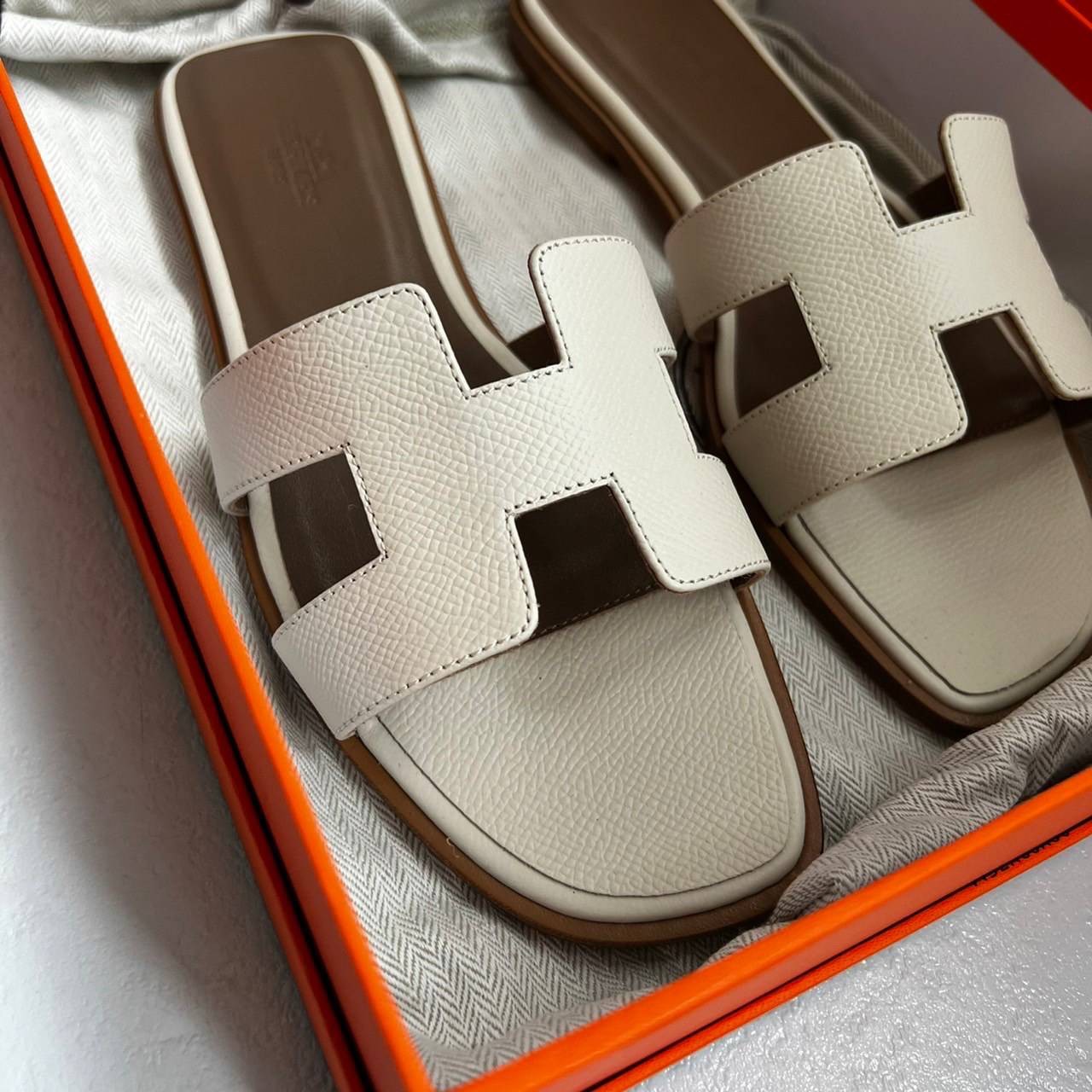 หนังแท้ Hermes sandal Epsom leather รองเท้าแตะงานสั่งตัตใช้สลับแท้ เกรดออริจินอล 1:1 เกรดเหมือนสุด มี series code ทุกคู่ งานตัดเย็บปราณีตละเอียด ใส่สบาย ไม่ลื่น ใช้ทนนาน เกรดนี้คุ้มมาก ไม่ผิดหวังค่ะ ภาพสินค้าถ่ายจากงานขายจริง ใช้งานต่างประเทศได้