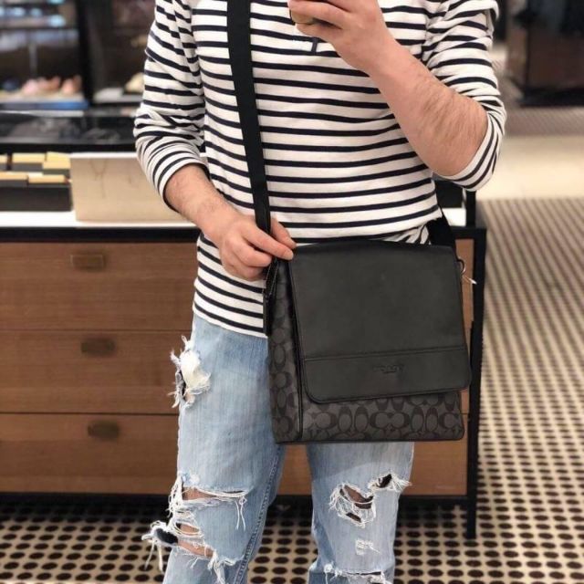 COACH CHARLES SMALL MESSENGER IN SIGNATURE (F54771)🌲ทั้งหล่อ ทั้งเท่มากๆขนาดนี้ ไม่ควรพลาด !! //สะพายข้างใบใหญ่ Unisex ใช้ได้ทั้งชายและหญิง // วัสดุแคนวาส ผสมหนังแท้อย่างดี อยู่ทรงสวย คุณภาพสุดๆ ฝาเปิดกระเป๋า ล็อคด้วยตัวล็อคแม่เหล็ก แน่นหนามากๆ ช่