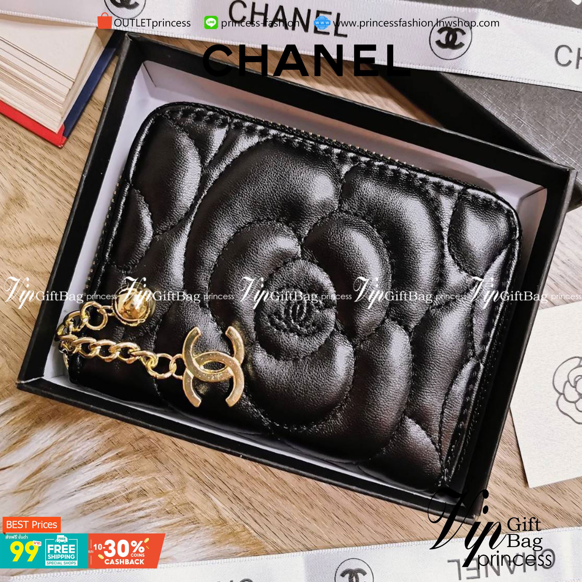 พร้อมส่งความสวย! NEW ARRIVAL! CHANEL SHORT WALLET WITH ZIP VIP GIFT WITH PURCHASE (GWP) พรีเมี่ยมกิ้ฟรุ่นใหม่ล่าสุดจาก Chanel Make Up Lotte Duty Free Korea วัสดุหนังนิ่มสีดำขึ้นลายดอกคามิเลียเอกลักษณ์แบรนด์สวยหรูสุดคลาสสิค เปิดปิดด้วยซิปแบรนด์สวยหรู สะดวก
