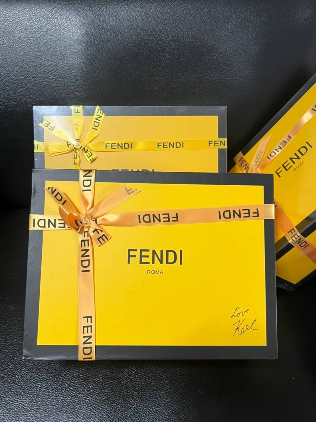 Fendi Pomodorino Brown FF Fabric Mini Bag กระเป๋าถือหรือสะพายไหล่ วัสดุผ้าโพลีเอสเตอร์ ลายแบรนด์ ผสมหนังวัวแท้ เปิดปิดด้วยเชือกรูด ทรงน่ารัก กะทัดรัด น้ำหนักเบา ใส่โทรศัพท์ i-phone+ ได้ สวยหรูลูกคุณหนูที่สุดเลยค่าใบนี้