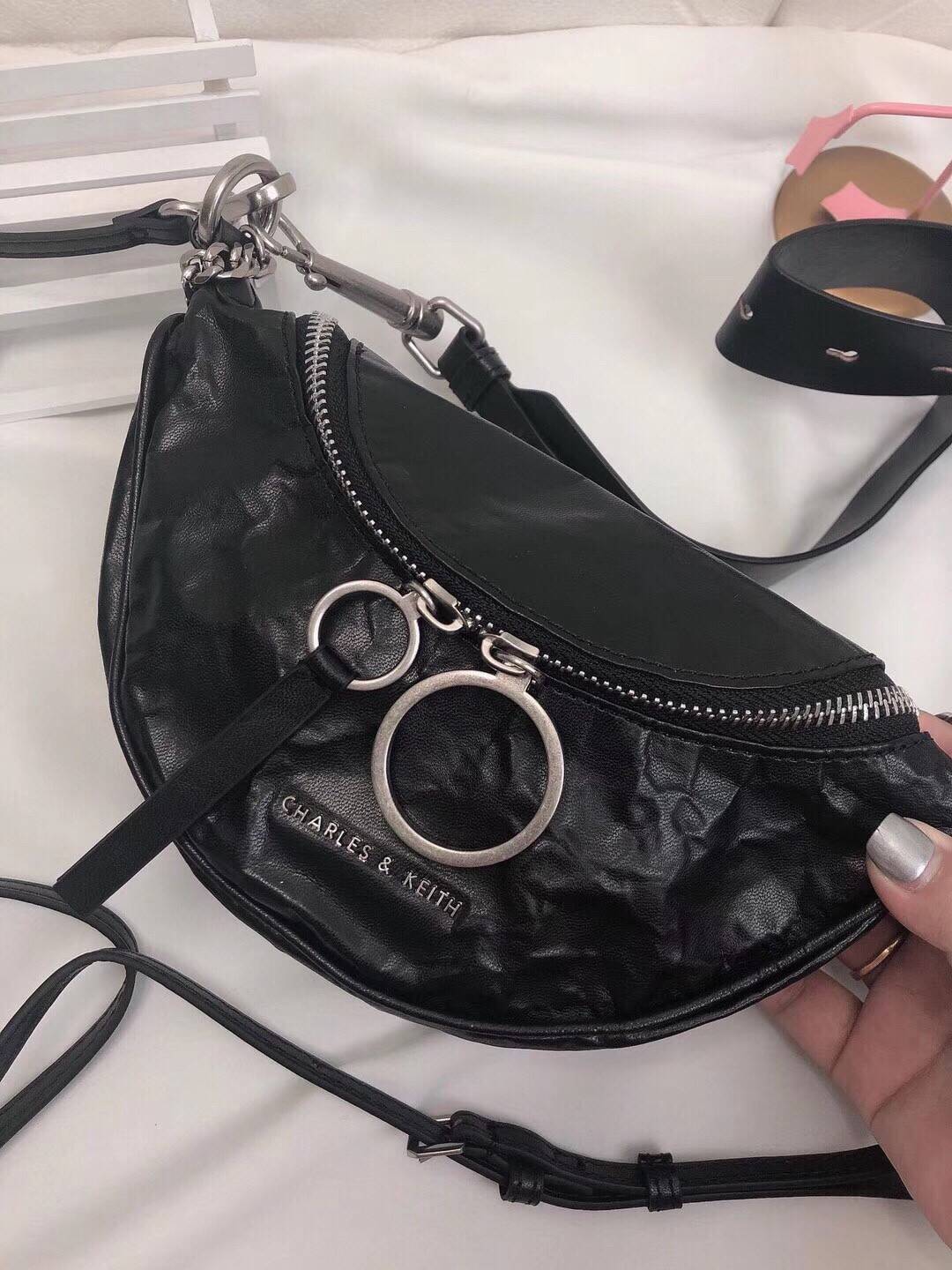 CHARLES & KEITH WRINKLED EFFECT RING ZIP TASSEL CROSSBODY BAG กระเป๋าสะพาย/คาดเอว/คาดอกรุ่นใหม่ล่าสุด เปิด-ปิดด้วยซิป ภายในโล่งกว้างมีช่องเล็กใส่บัตร จุของได้เยอะดีไซต์เก๋ไม่ซ้ำใคร สามารถสะพายได้หลายแบบไม่จำเจ ราคาสุดคุ้มห้ามพลาดค่ะ