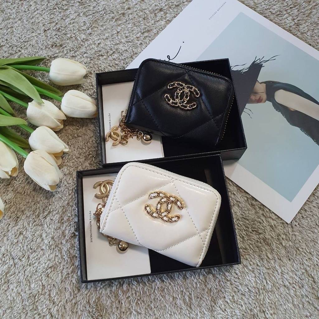 CHANEL zip short wallet มาพร้อม GIFT BOX สุดหรู! ครบชุดเซ็ตของขวัญ♡♡ กับ กระเป๋าสตางค์ใบสั้น แนะนำรุ่นนี้คะ งานพรีเมี่ยมกิ้ฟท์จากเค้าเตอร์ต่างประเทศ **ทรงน่ารักกก หนังเรียบ จากแบรนด์ CHANEL (GWP) ด้านหน้ามีโลโก้แบรนด์ CC สีทองหรู **อะไหล่สีท
