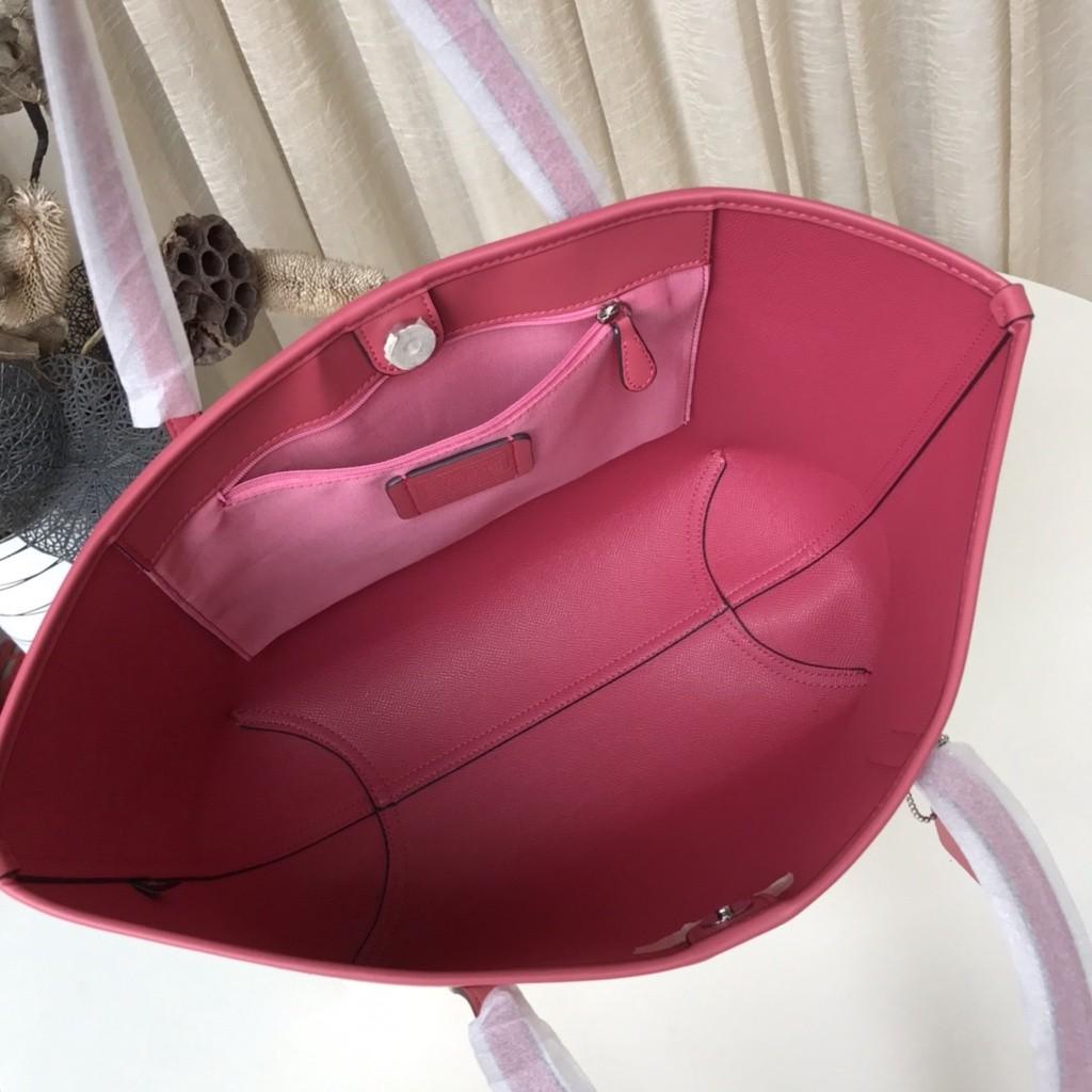 OUTLET 】COACH C4119 CITY TOTE WITH APPLE PRINT COACH CITY TOTE WITH POPSICLE PRINT C4277 แจกความน่ารักสดใส ด้วย 2 รุ่น กับเหล่าแอปเปิ้ลเขียวที่ยกมาทั้งสวน!! และลวดลายไอศครีมโทนชมพูแสนหวาน ดีไซน์ดึงดูดความสนใจได้ดีเลยทีเดียว กระเป๋าทรงช็อปปิ้งใบใหญ่ ที่จุย