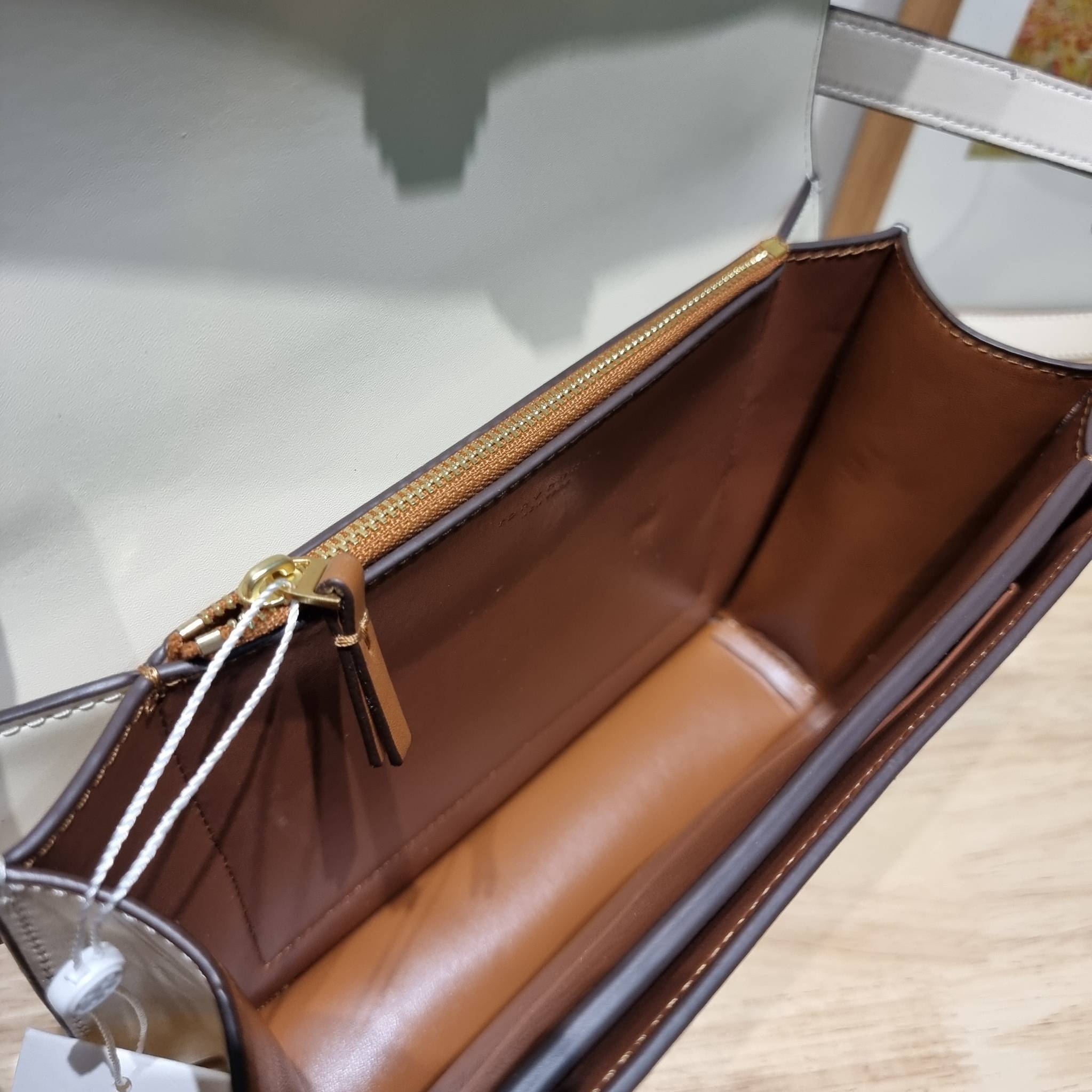 Tory Burch Bag / TORY BURCH ELEANOR CONVERTIBLE SHOULDER BAG รุ่นยอดนิยม กับไซส์ใหม่ ใหญ่จุคุ้ม! กระเป๋าสะพายข้าง ดีไซน์อยู่ทรง เรียบหรู! ผู้ดีกว่าใคร เปิด-ปิดด้วยแถบแม่เหล็ก