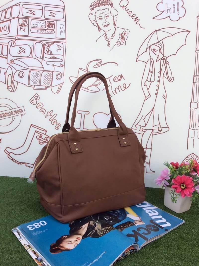 Anello PU Leather boston bag แบรนด์ฮิตติดชารจ์กับรุ่นใหม่ที่ไม่ควรพลาดรุ่นนี้เป็นหนัง pu กันน้ำได้ ใช้งานง่าย เปิดปิดด้วยซิปคู่ ปากกระเป๋ามีโครงเปิดได้กว้าง จุของได้มาก มี่ช่องเล็กด้านใน อีก 2 ช่อง ใส่หนังสือ Notebook หรือเสื้อผ้าได้คะ ด้านใต้มีหมุดรองฐาน