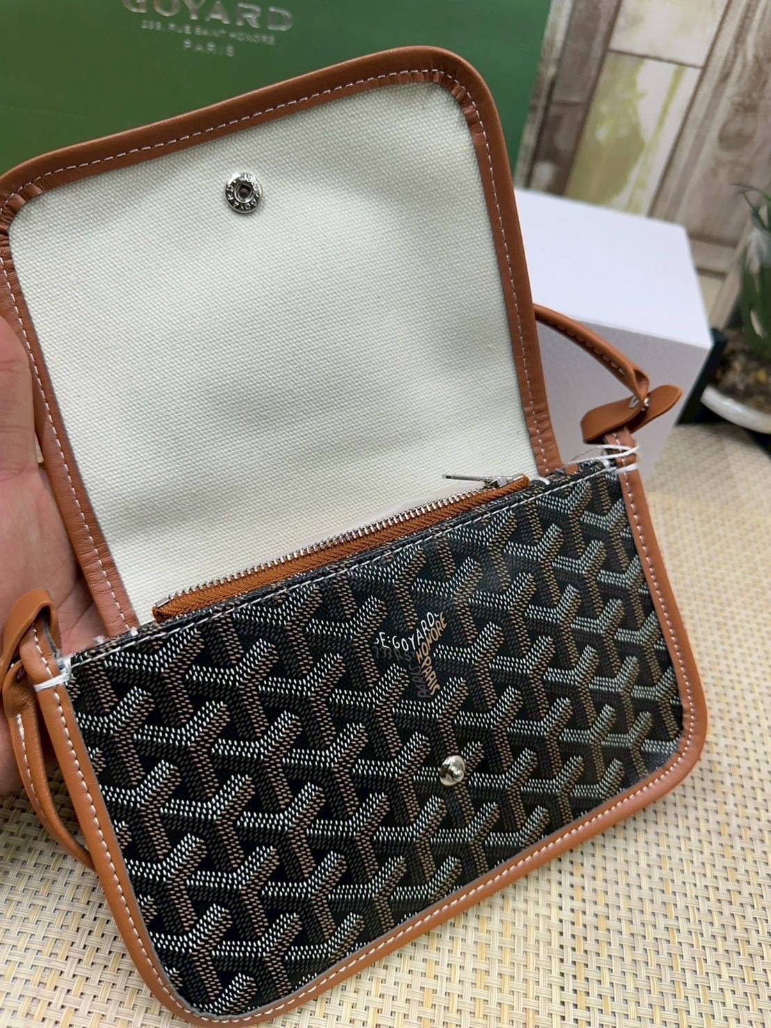 พร้อมส่ง 10 สี ORI หนังแท้ | GOYARD Plumet pouch-wallet กระเป๋าสะพายใบเล็กกะทัดรัด ดีไซน์กระเป๋าสตางค์ Plumet ดีไซน์มาพร้อมช่องใส่เหรียญ ธนบัตร และบัตรต่างๆ