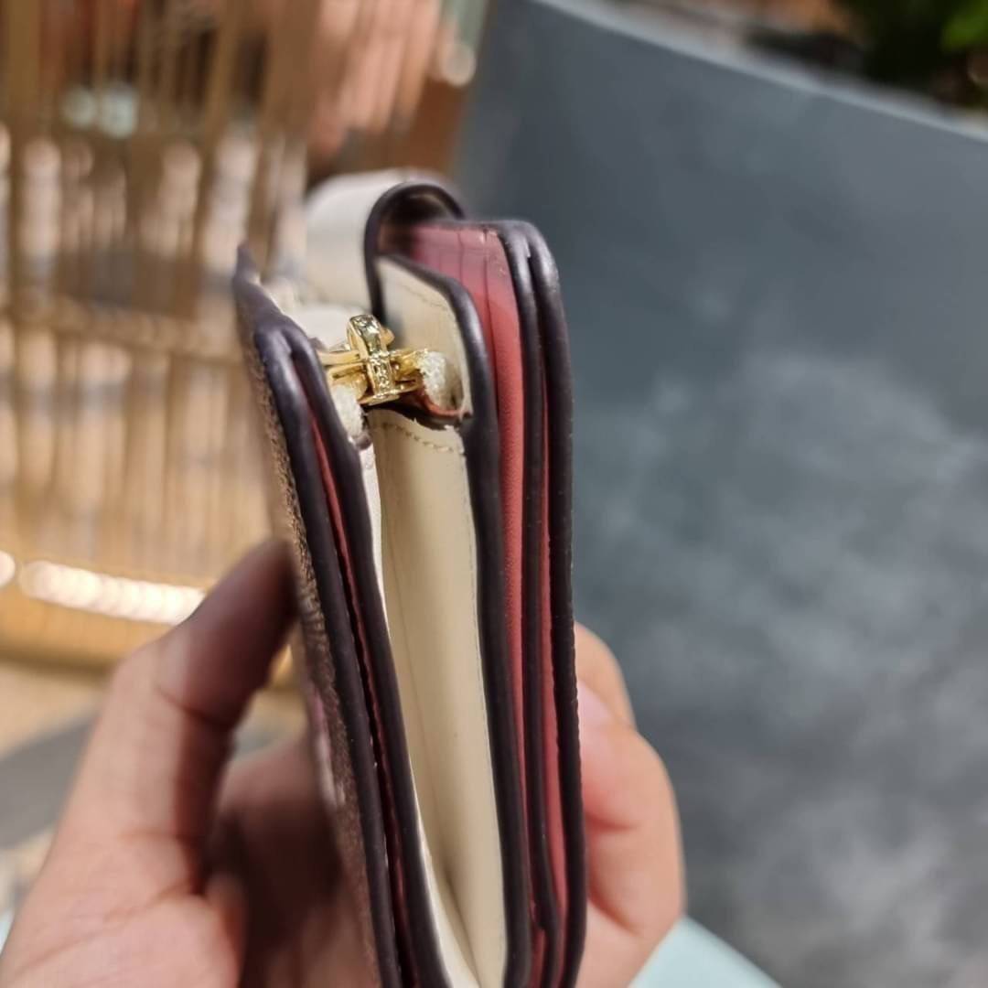 COACH C3375 MEDIUM CORNER ZIP WALLET IN SIGNATURE CANVAS WITH DAISY PRINT ดีไซน์ใหม่ล่าสุด!! คอลเลคชั่นลายพริ้นท์ เพิ่มลูกเล่นให้กระเป๋าสตางค์ของคุณ กับกระเป๋าสตางค์ใบกลาง ขนาดกำลังเหมาะมือ วัสดุหนังแคนวาส ดูแลรักษาง่าย มีช่องใส่บัตรและธนบัตรครบ และช่องซิ