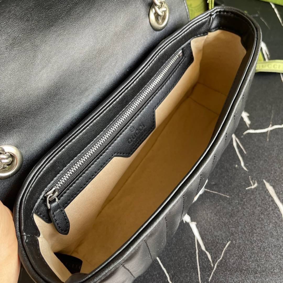 หนังแท้ 26cm GUCCI GG Marmont leather shoulder bag แบบใหม่ล่าสุด ราคานี้หนังแท้คือคุ้มมากเลยค่าสาวๆ ต้องจัดแล้วน้าา ยกระดับความหรูให้กับตัวเองกันหน่อย ด้วยกระเป๋ารุ่นนี้!! ครอสบอดี้ที่ดีไซน์หรู อัพเลเวล ในราคาที่จับต้องได้ พร้อมเสิร์ฟความสวยตรงถึงบ้านแล้ว