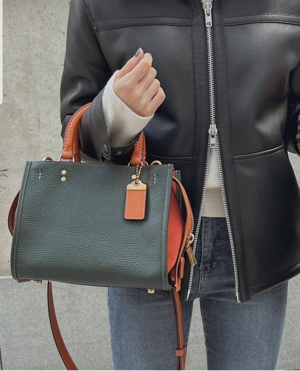 OUTLET 】COACH ROGUE 25 IN COLORBLOCK (C5575) ที่สุดแห่งความหรูหรา สุดคลาสสิค 🌺กระเป๋าหนังแท้คุณภาพเยี่ยม สัมผัสนิ่มละมุนจนต้องหลงรัก ด้านข้างเพิ่มความสวยเก๋ด้วยหนังกลับ อยู่ทรงสุดสวย น่าใช้ น่ามอง จนใครๆต้องเหลียวหลังตาม//ด้านในมี 2 ช่องกว้าง กับอ