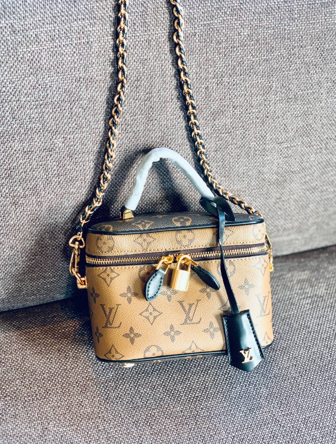 LOUIS VUITTON VANITY PM MONOGRAM 💫พร้อมส่ง จำนวนจำกัด พลาดคือรอนานมากค่ะ! กระเป๋า LV หิ้วก็เริ่ด สะพายข้างก็เก๋ ไม่แพ้กันเลยค่ะ หนังแท้ หนังนิ่มมาก จับแล้วไม่สากมือแข็งทื่อนะคะ! เปิดปิดกระเป๋าแบบซิปคู่รอบห้อยอะไหล่กุญแจแบรนด์พร้อมความหรูเข้ามาเพิ่