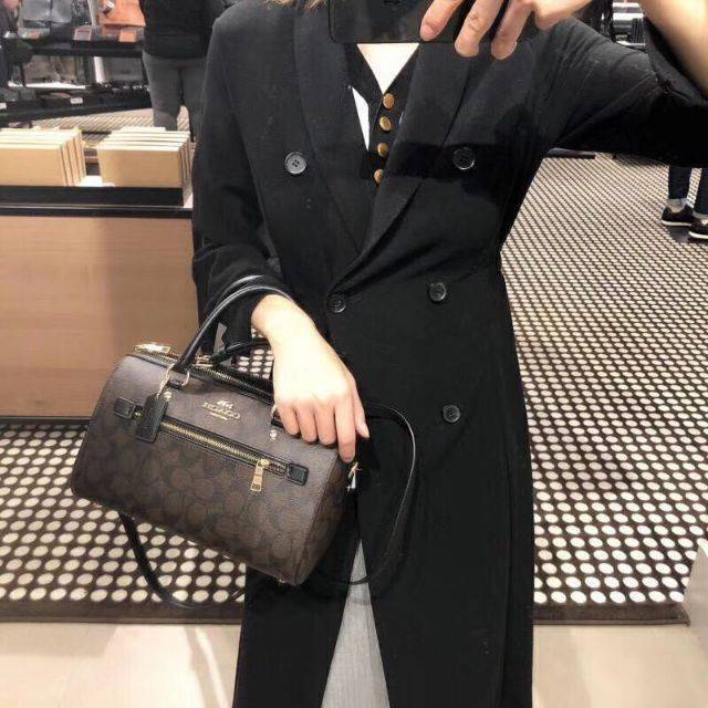 COACH F83607 ROWAN SATCHEL IN SIGNATURE CANVAS กระเป๋าทรงหมอนยอดฮิต คลาสสิคใช้งานได้ไม่มีเบื่อ มาครบสีขายดี ด้วยรูปทรงสวยงาม และใช้งานได้อย่างกระฉับกระเฉง วัสดุหนังแคนวาสเคลือบลาย ทนทาน ภายในโล่งกว้าง มีช่องซิปและแบ่งสัดส่วนได้ลงตัว บอกเลยว่าสาวๆพลาดไม่ได