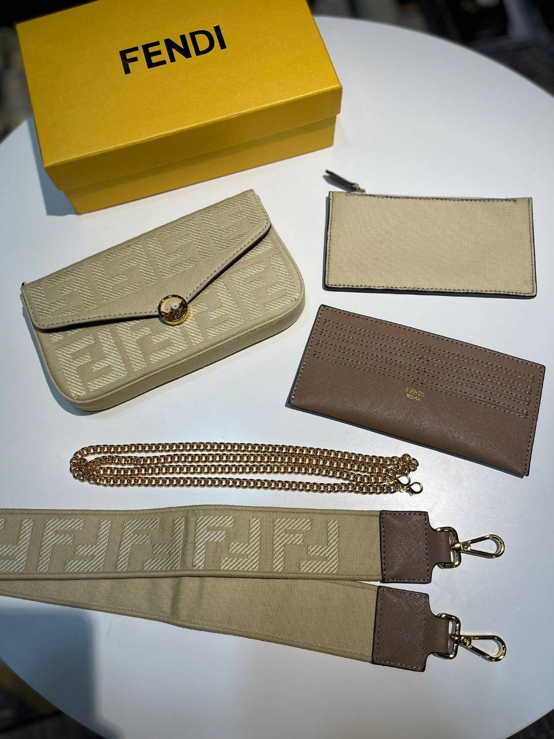 หนังแท้ Fendi Wallet On Chain With Pouches leather mini-bag กระเป๋าสะพายข้างทรงเหลี่ยมตกแต่งด้วยโลโก้ Fendi กระดุมแป๊ก มาพร้อมกระเป๋าด้านในแบบถอดได้ถึง 2ใบ สุดคุ้ม พร้อมสายโซ่และสายสปอร์ตถอดออกได้ ไอเท็มนี้ไม่ควรพลาดเลยค่าา