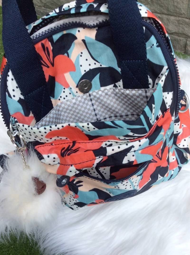 Kipling Mini Backpack 2017 k12688 small flower printed มีพวงกุญแจ Promptpay , พวงกุญแจลิง ,พวงกุญแจอะไหล่ สัญญาลักษณ์ แบรนด์ --------- กระเป๋าขนาดมินิ สามารถใช้งานได้ 3 แบบ : เป็นสะพายหลังได้ / สะพายข้างได้ / มีหูหิ้วถือได้ มีหลายลายให้เลือก ลายสวยน่ารัก 
